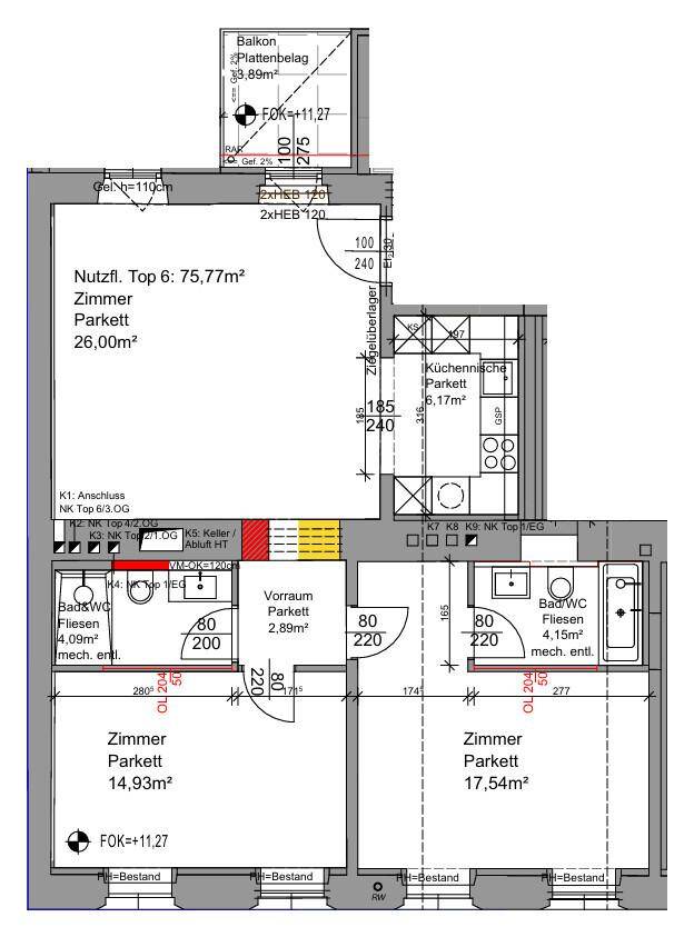 Grundriss einer Wohnung mit drei Zimmern, Küche, Bad und einem Balkon.