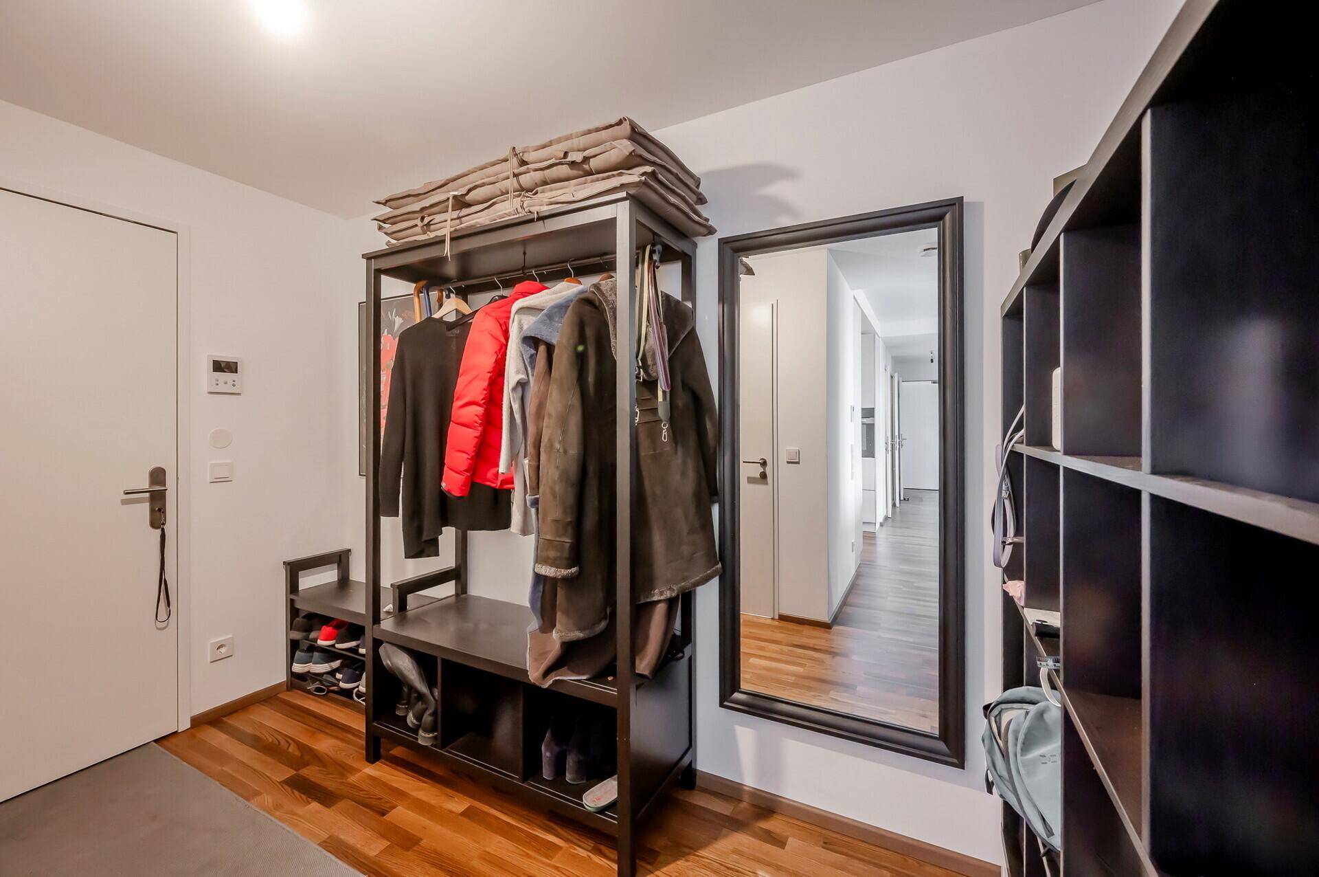 Eingangsbereich mit Garderobe, Spiegel und praktischem Stauraum für Schuhe und Kleidung.