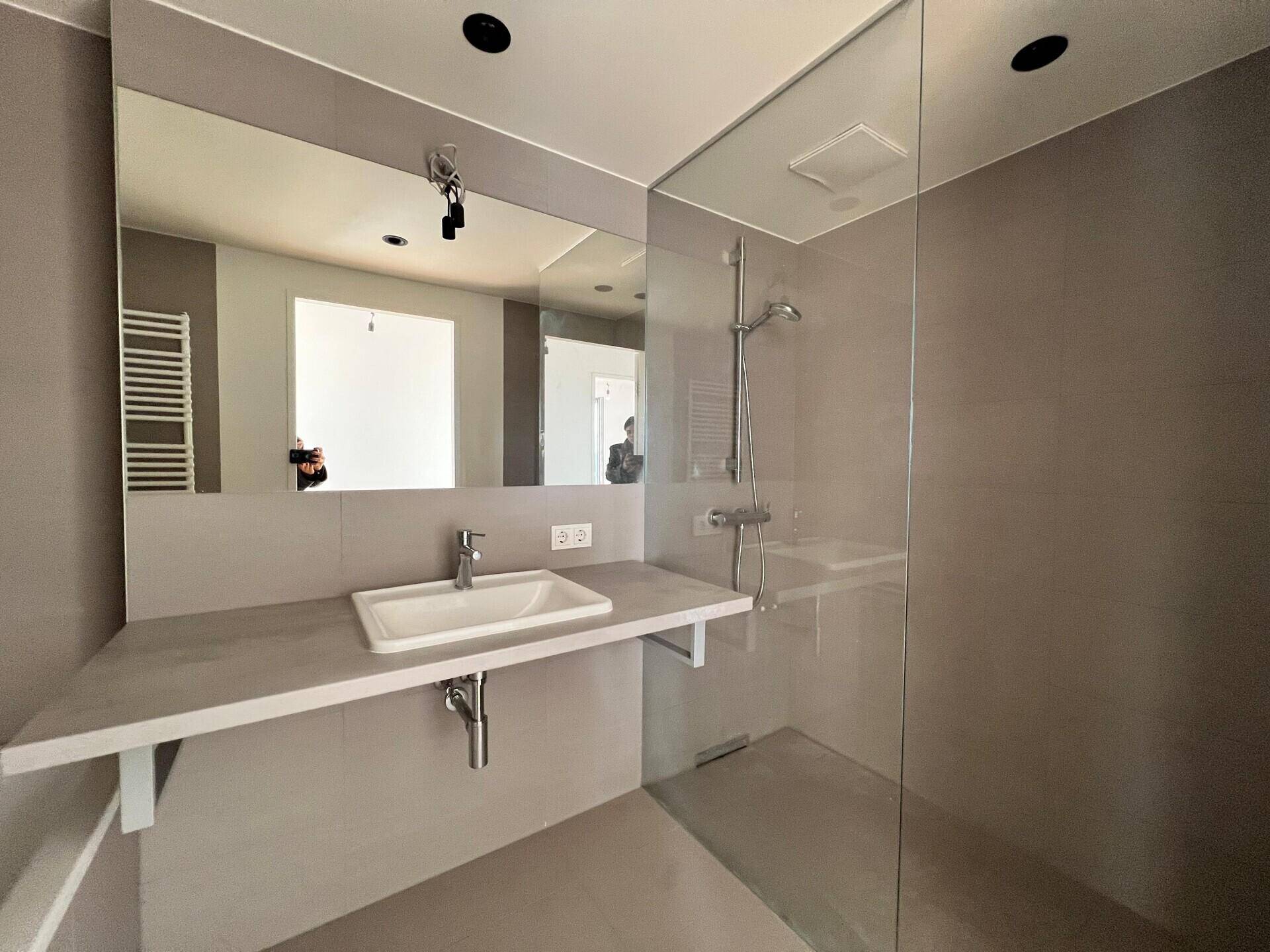 Zweites Badezimmer mit Dusche und Wanne
