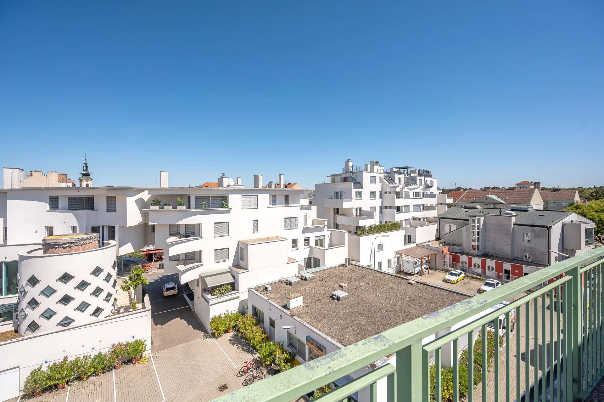 Panoramablick über die städtische Umgebung mit verschiedenen Gebäudetypen.