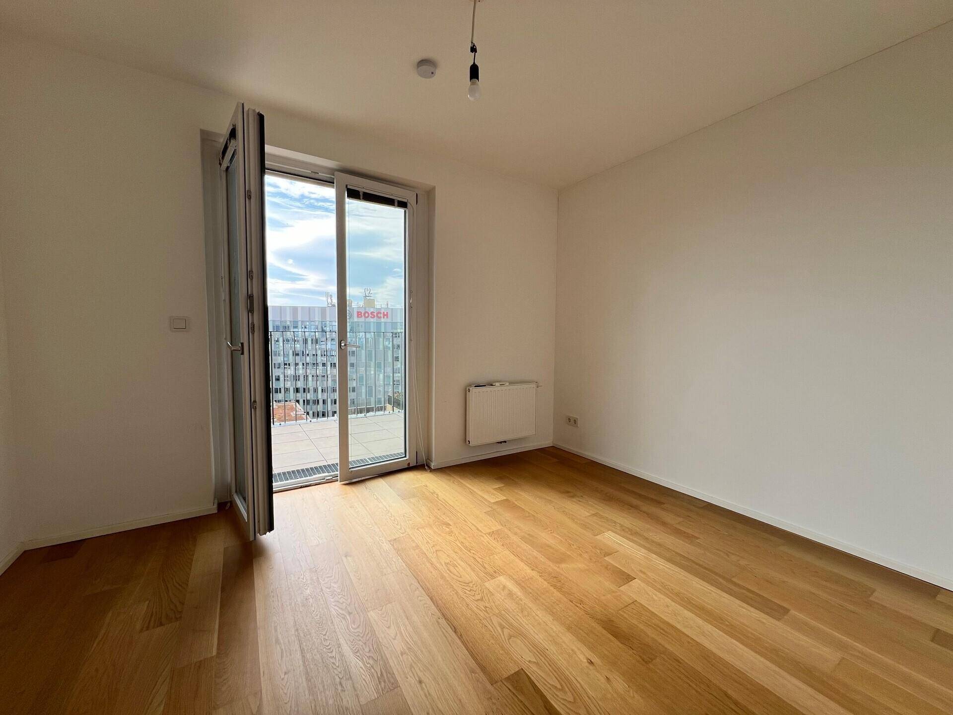 Wohnzimmer Ausgang Balkon eins