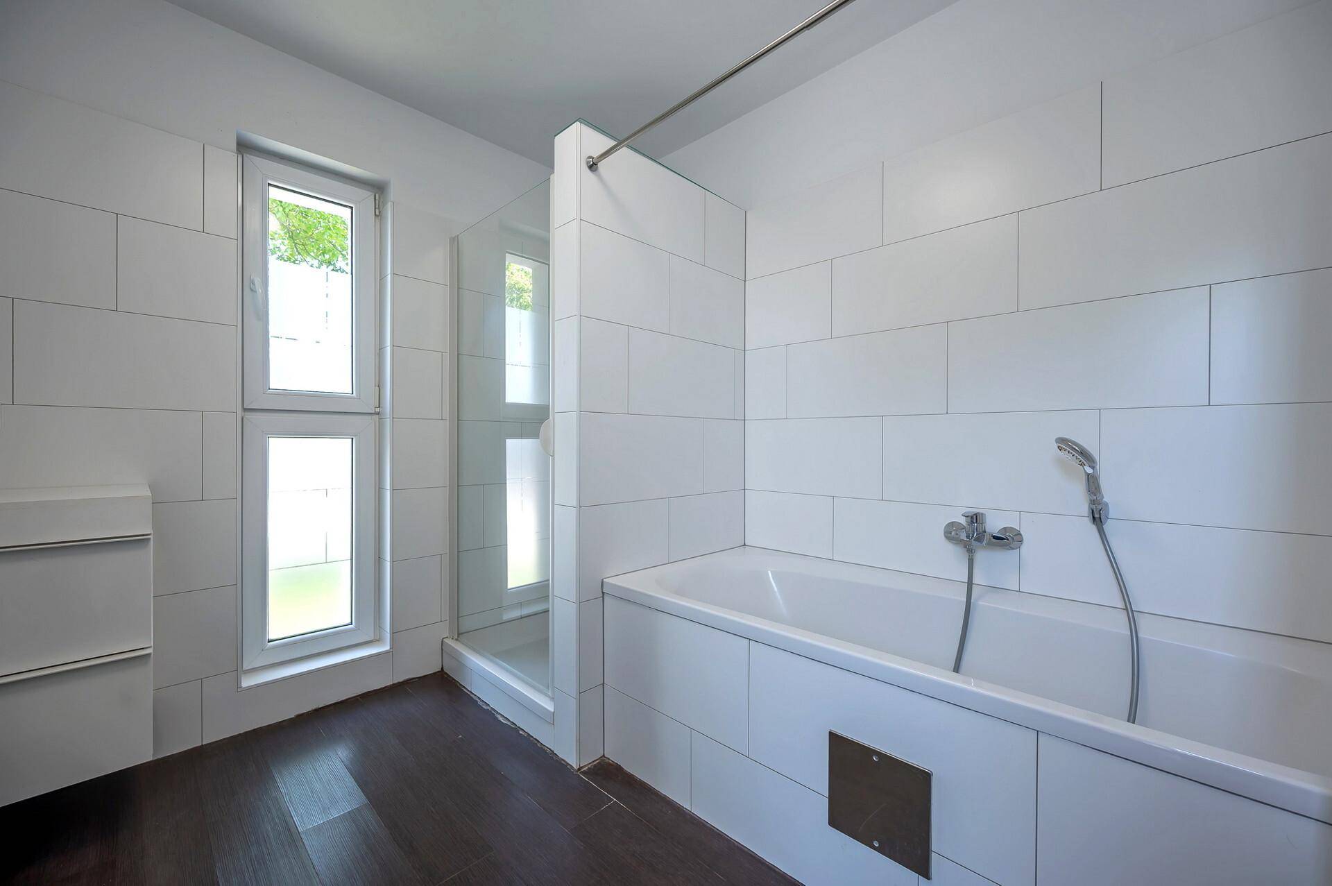Bad mit Wanne und Dusche, EG