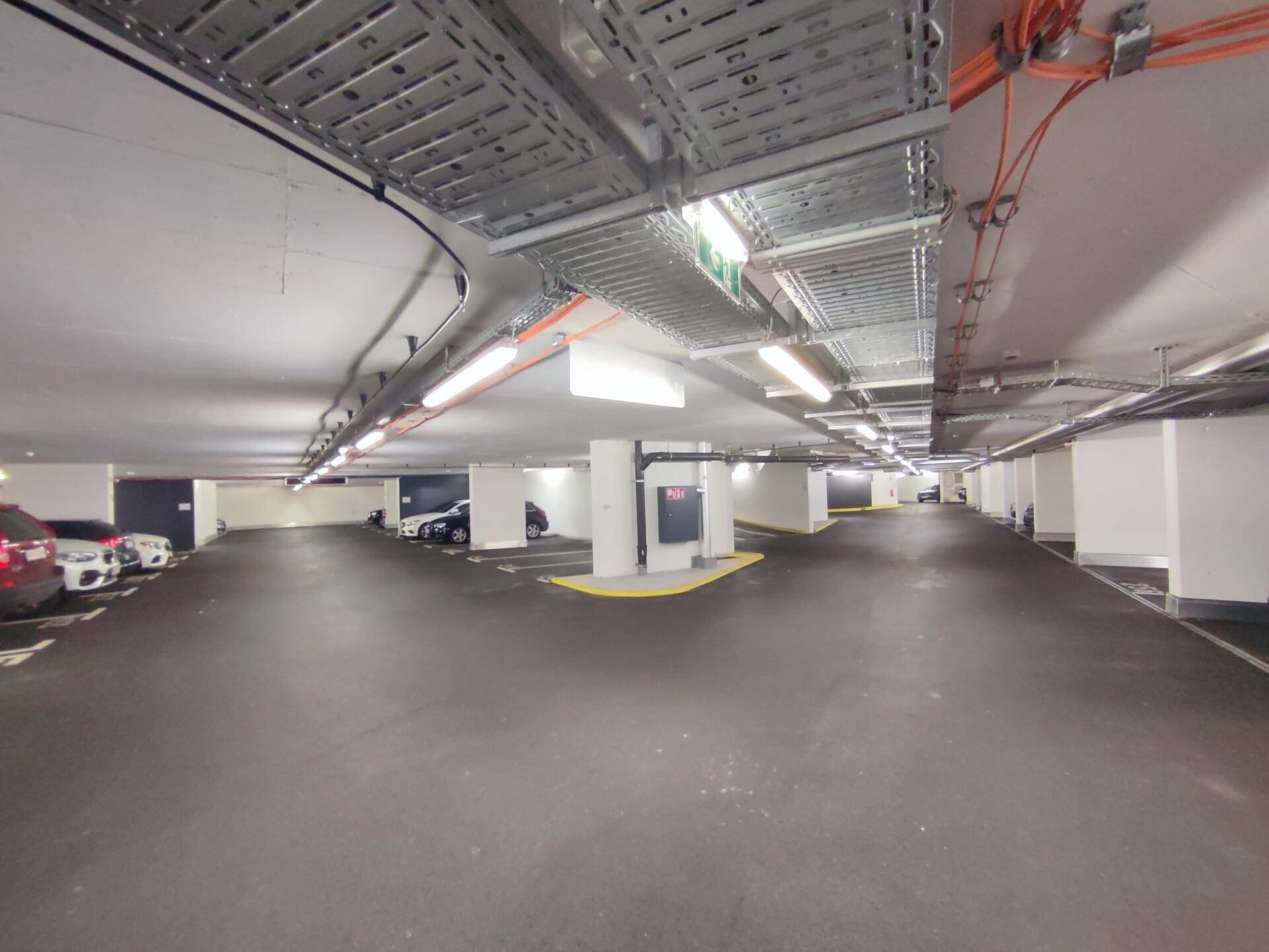 Geräumige Tiefgarage mit vielen Stellplätzen und moderner Beleuchtung.