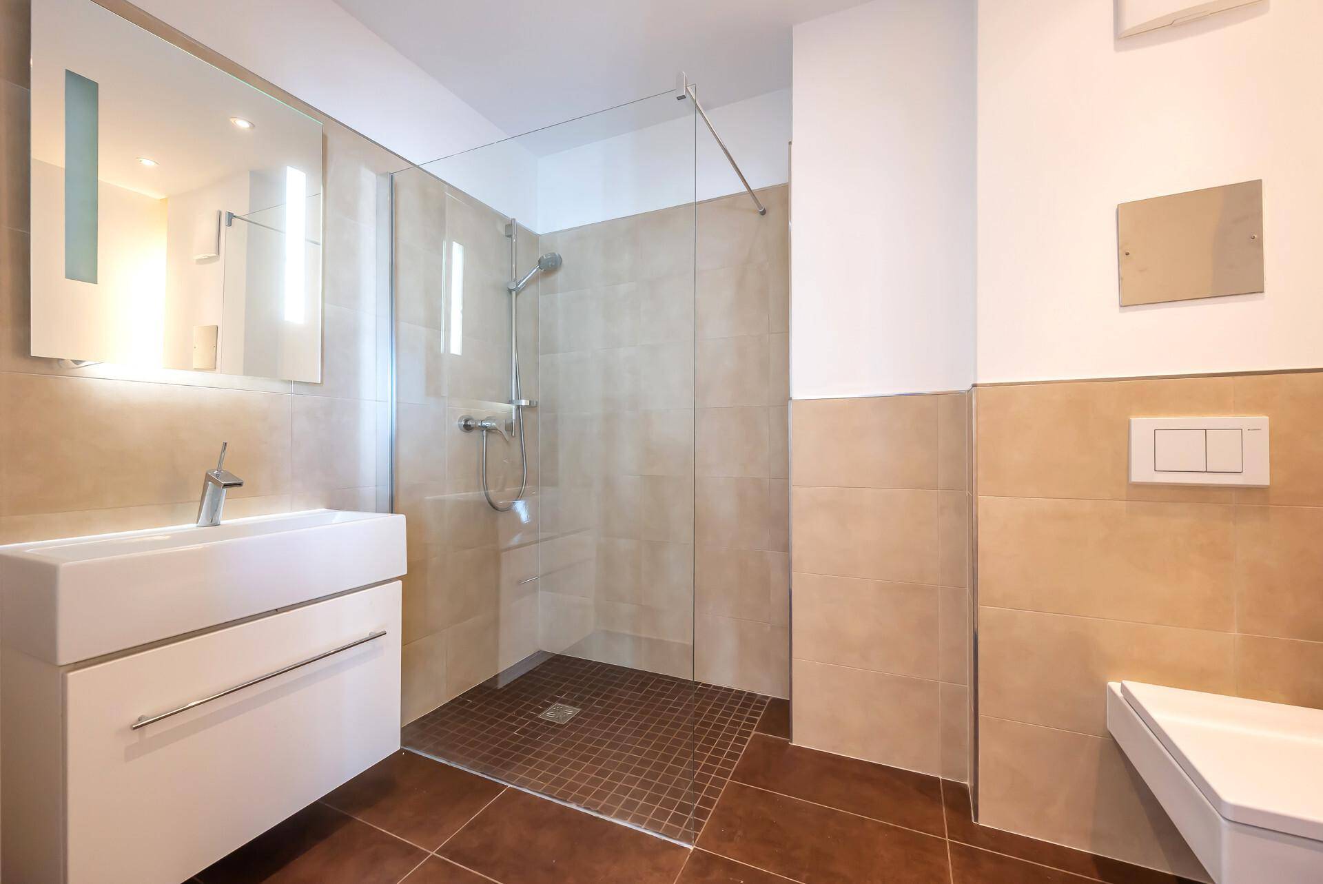 Badezimmer mit Walk-In Dusche