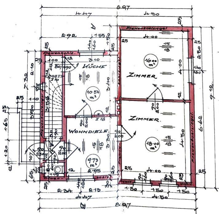 Grundriss des Erdgeschosses mit Küche, Wohnzimmer und zwei weiteren Zimmern.
