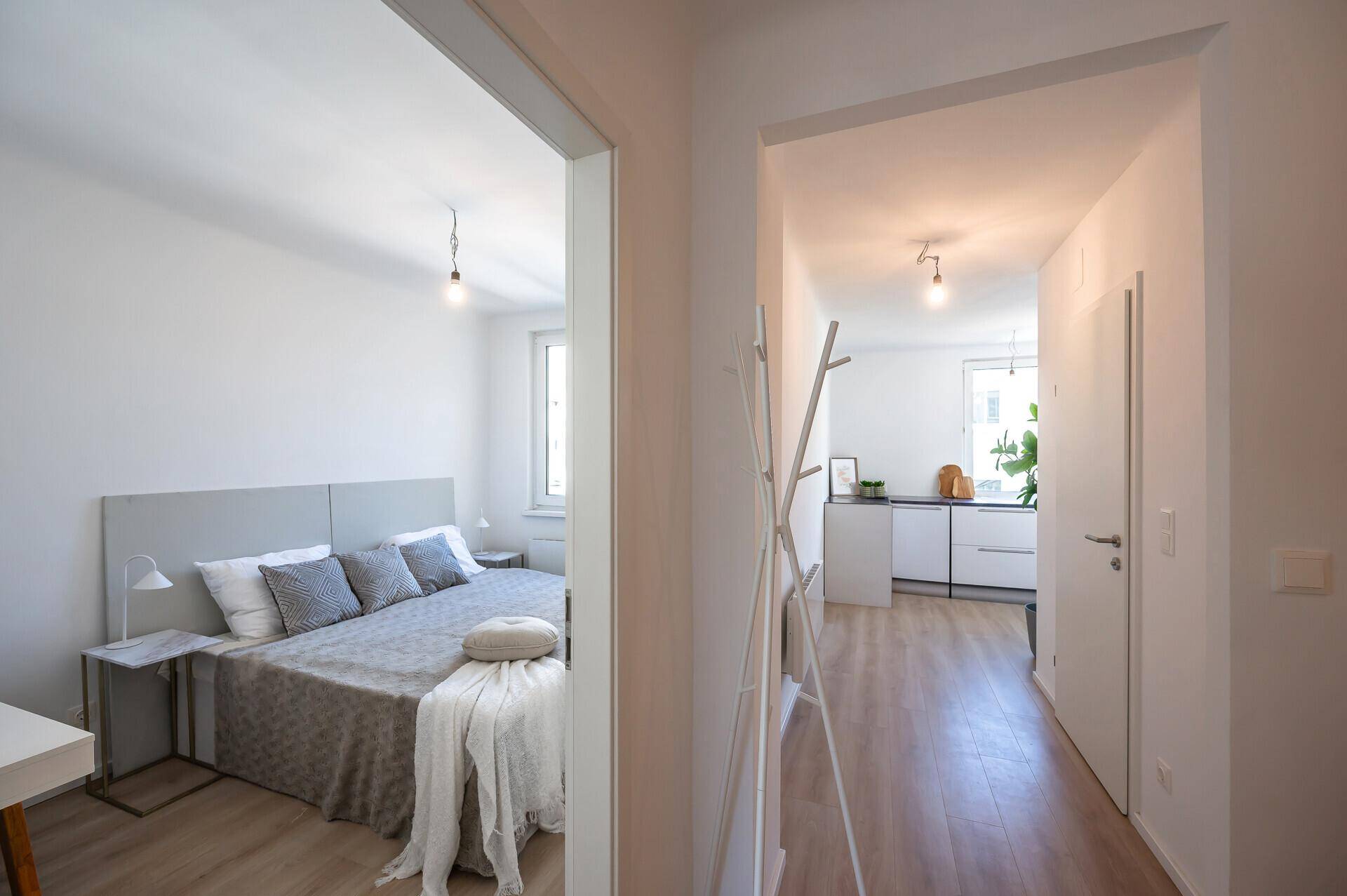 Blick vom Schlafzimmer in den Flur und den Küchenbereich.