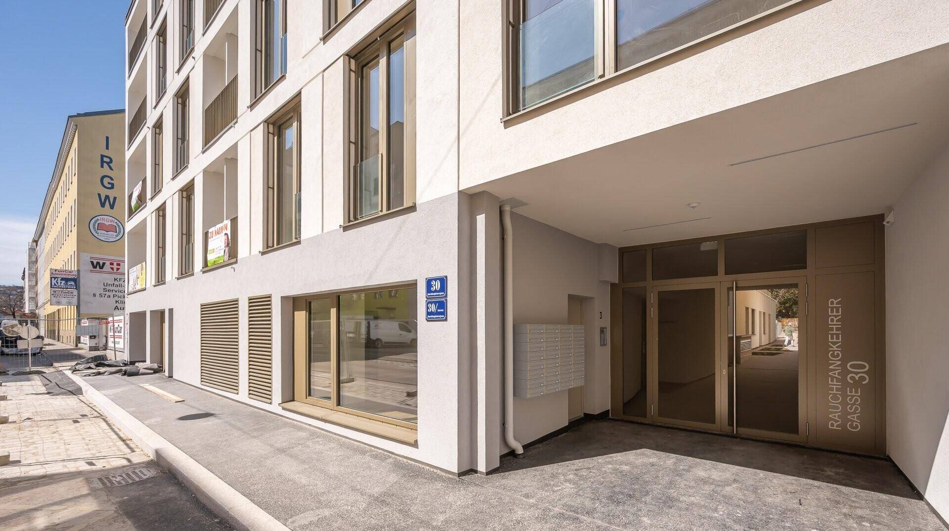 Moderne Gebäudefassade mit Eingangsbereich an einer städtischen Straße.