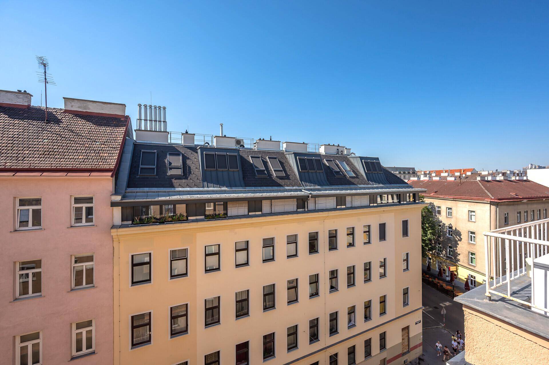 Weitblick über die Dächer der Stadt und angrenzende Gebäude.