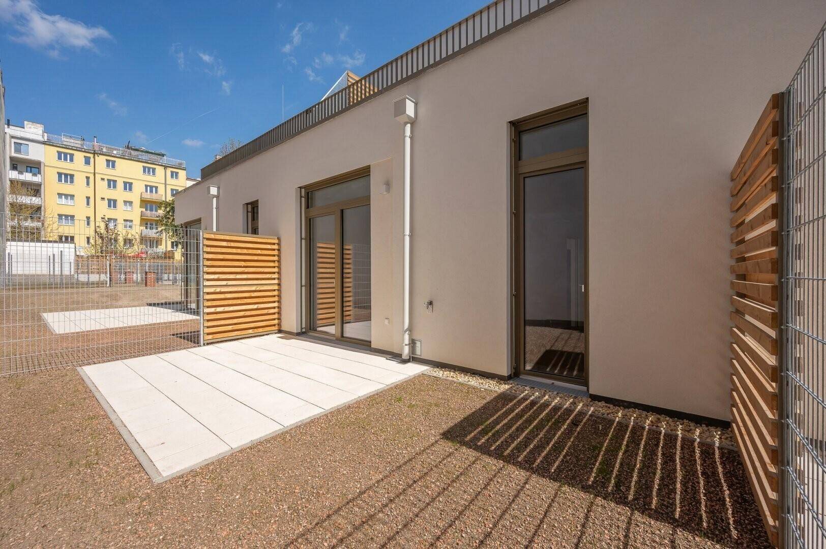 Terrasse mit Gartenfläche