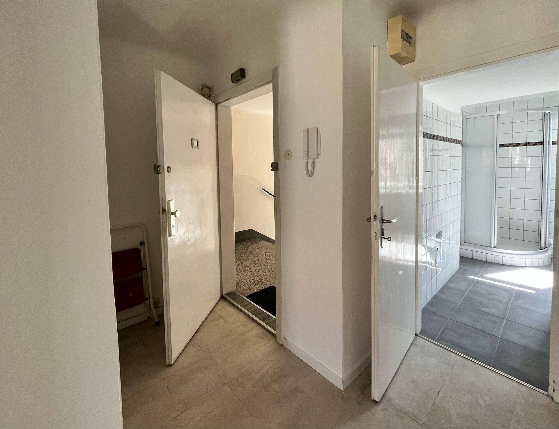 Vorzimmer blick zum Eingang und WC
