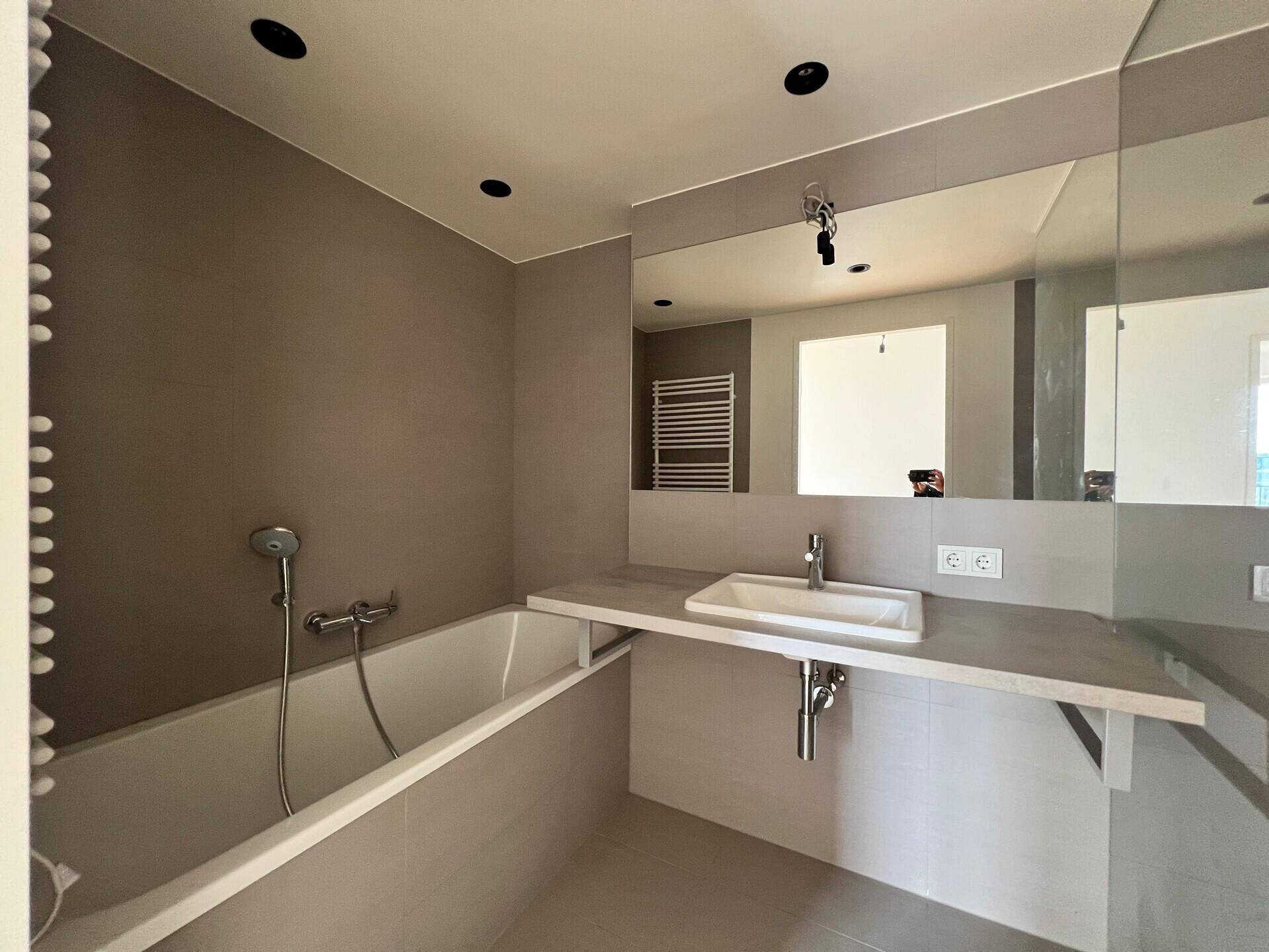 Zweites Badezimmer mit Dusche und Wanne