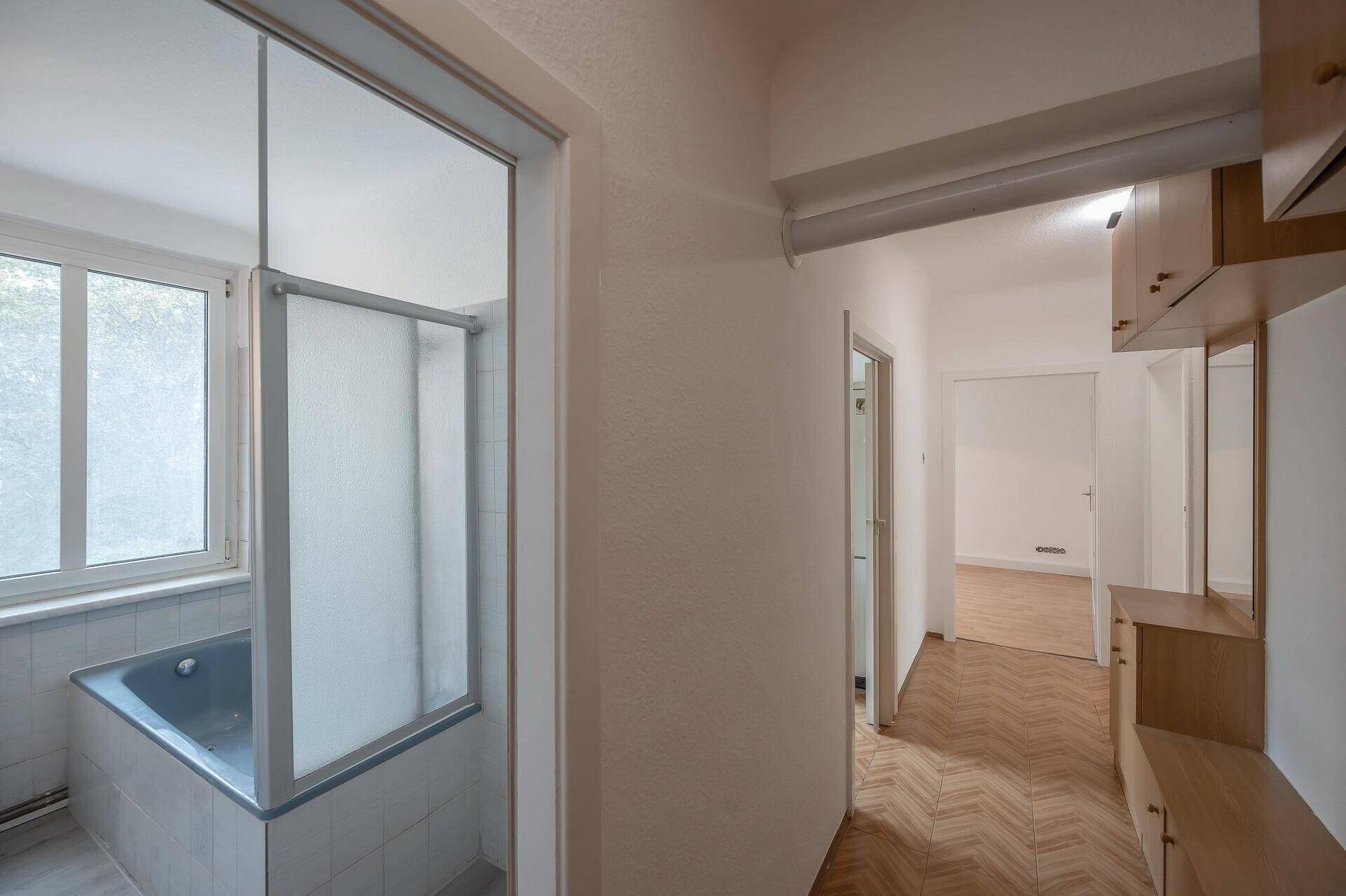 Vorzimmer blick ins Badezimmer