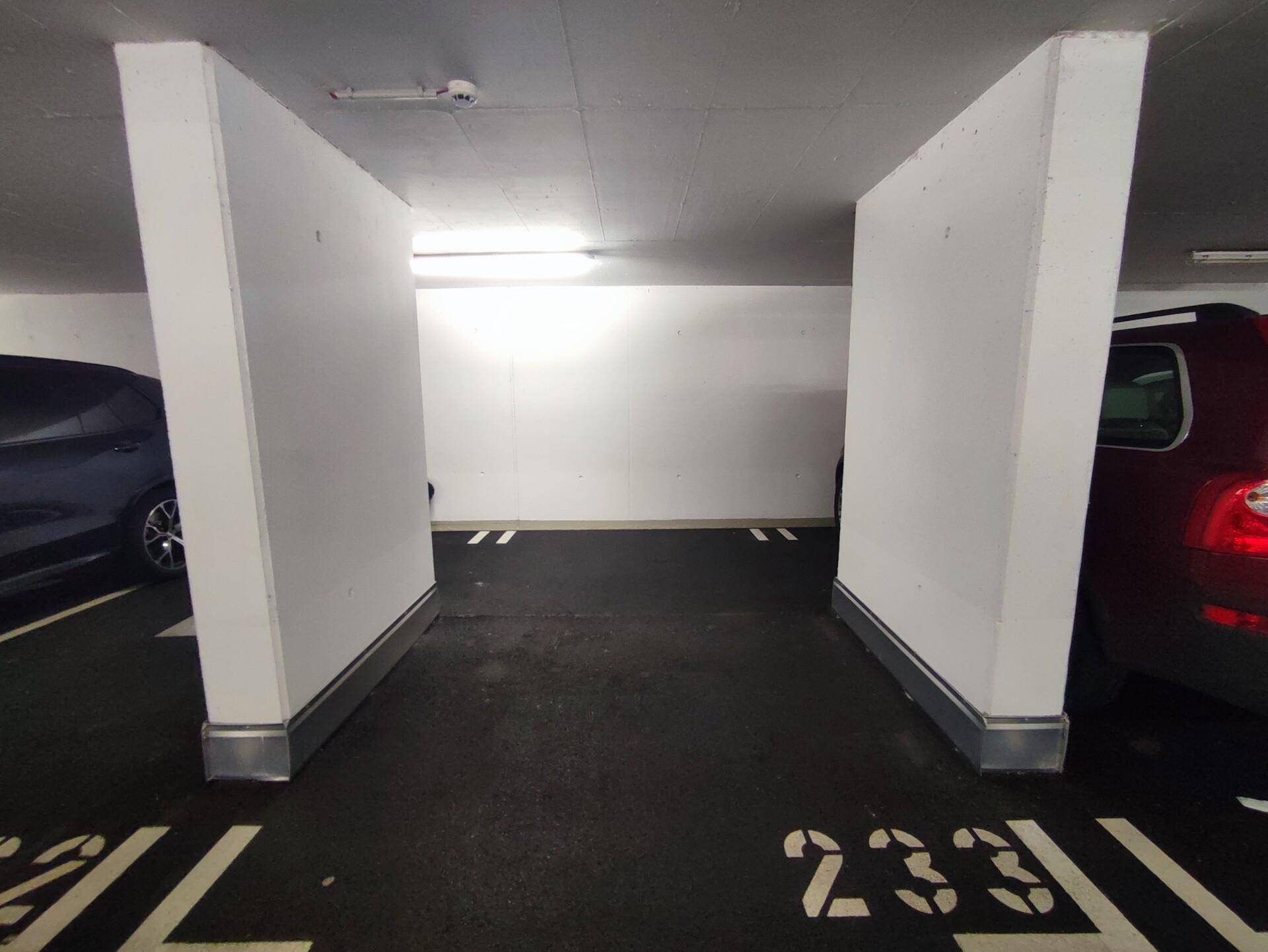Einzelner Stellplatz in einer Tiefgarage, gekennzeichnet mit Nummer 233.