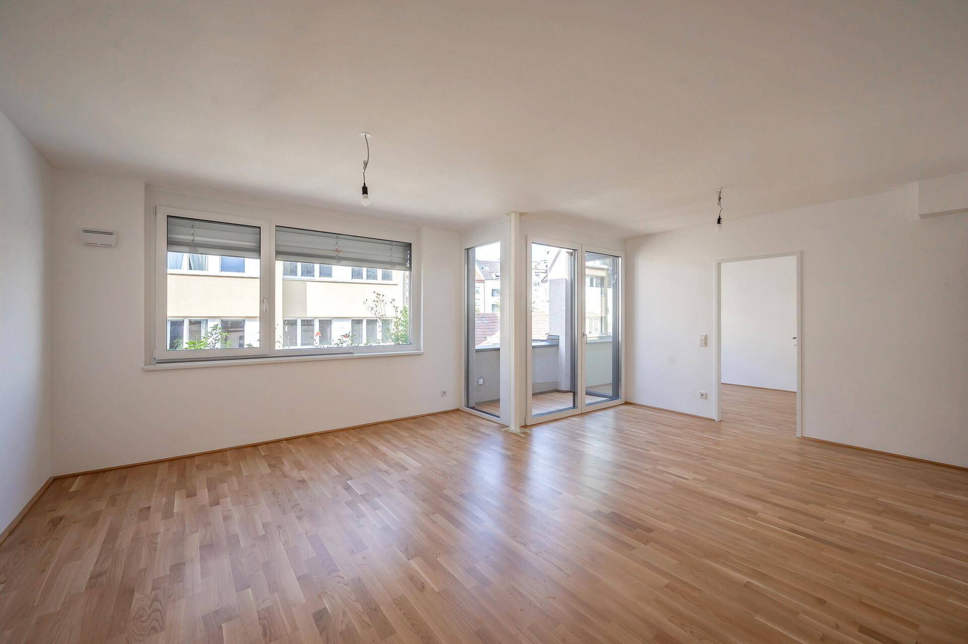 Wohnzimmer mit südseitiger Loggia