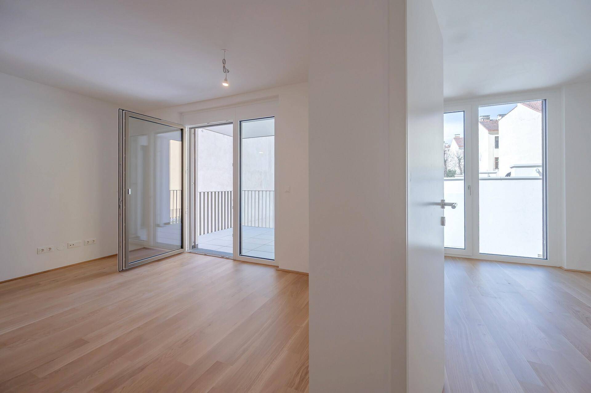 Wohnzimmer - links, Schlafzimmer - rechts