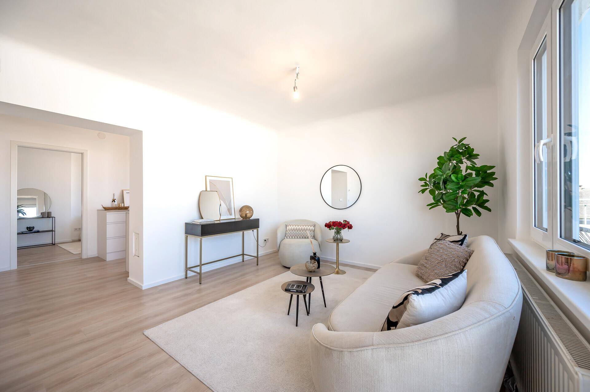 Helles Wohnzimmer mit Blick in den Flur und moderner Dekoration.
