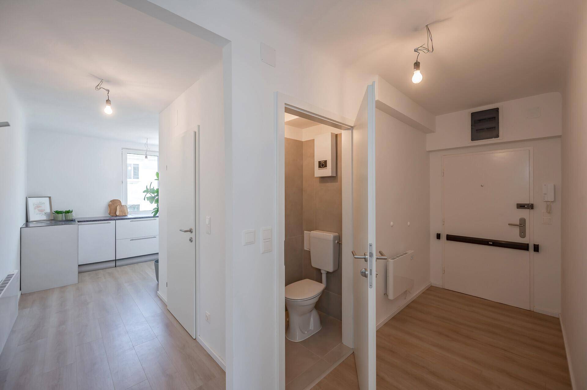 Separates WC mit Toilette und Zugang zum Flur.