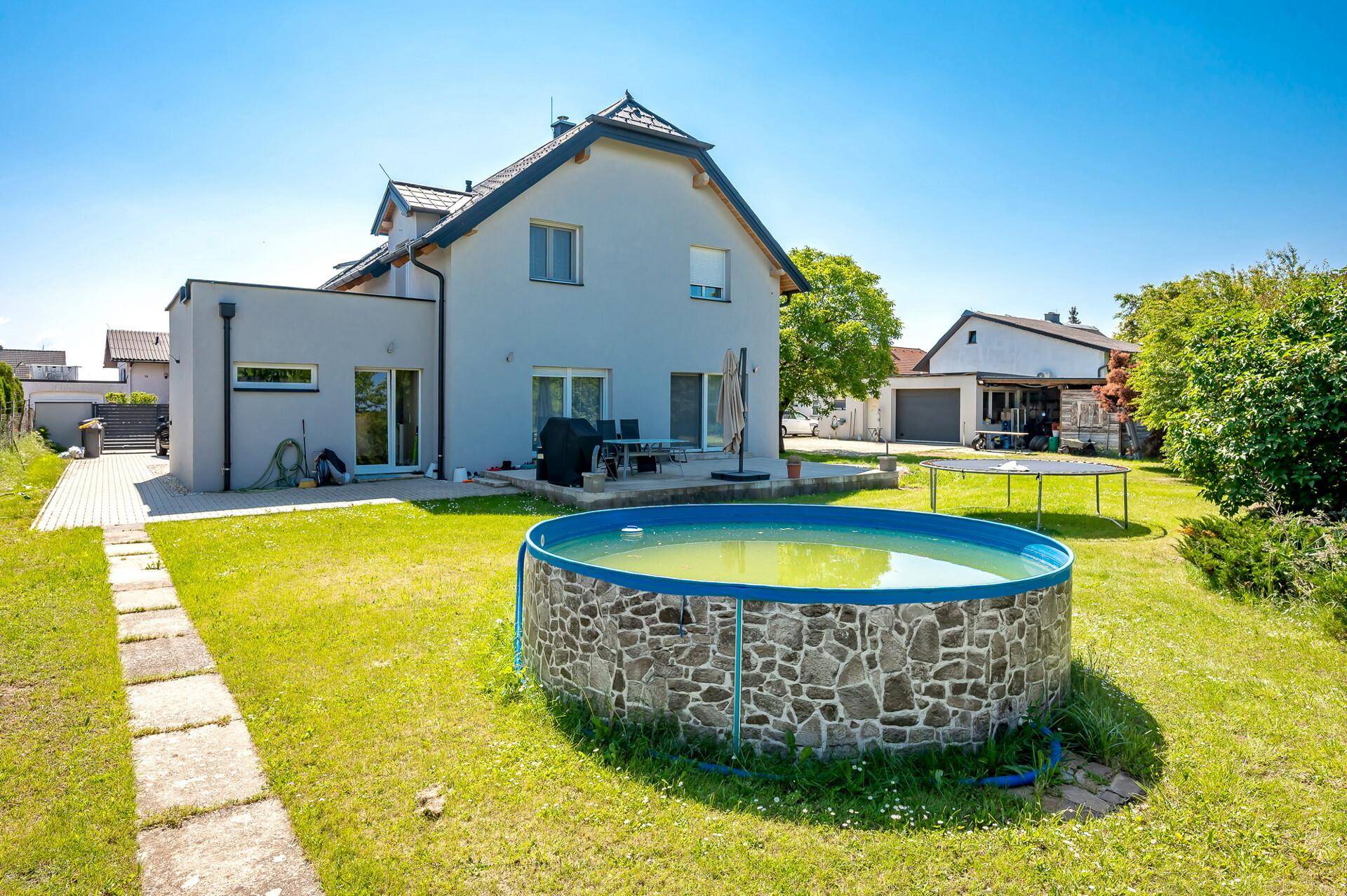 Frontansicht mit Pool