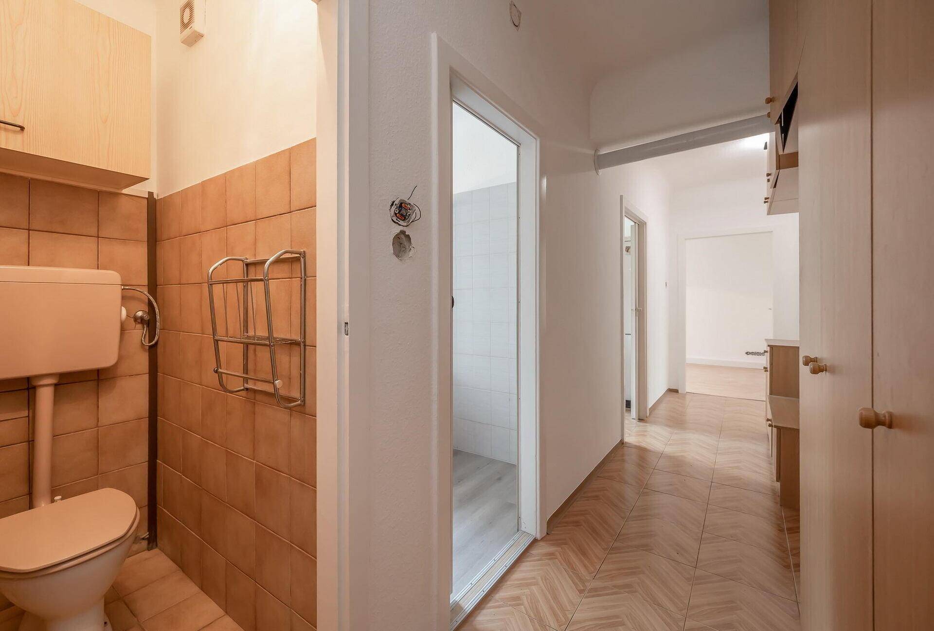 Vorzimmer Blick zum WC
