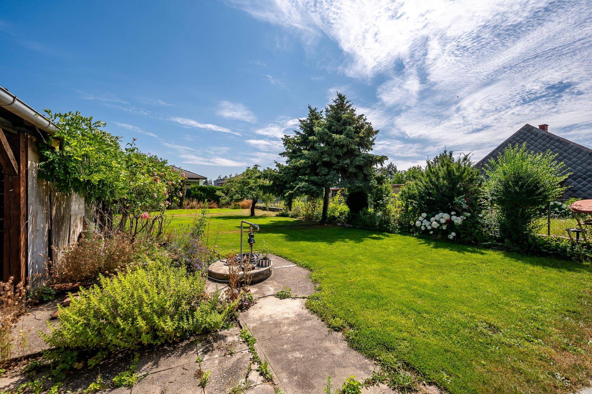 Garten mit Brunner
