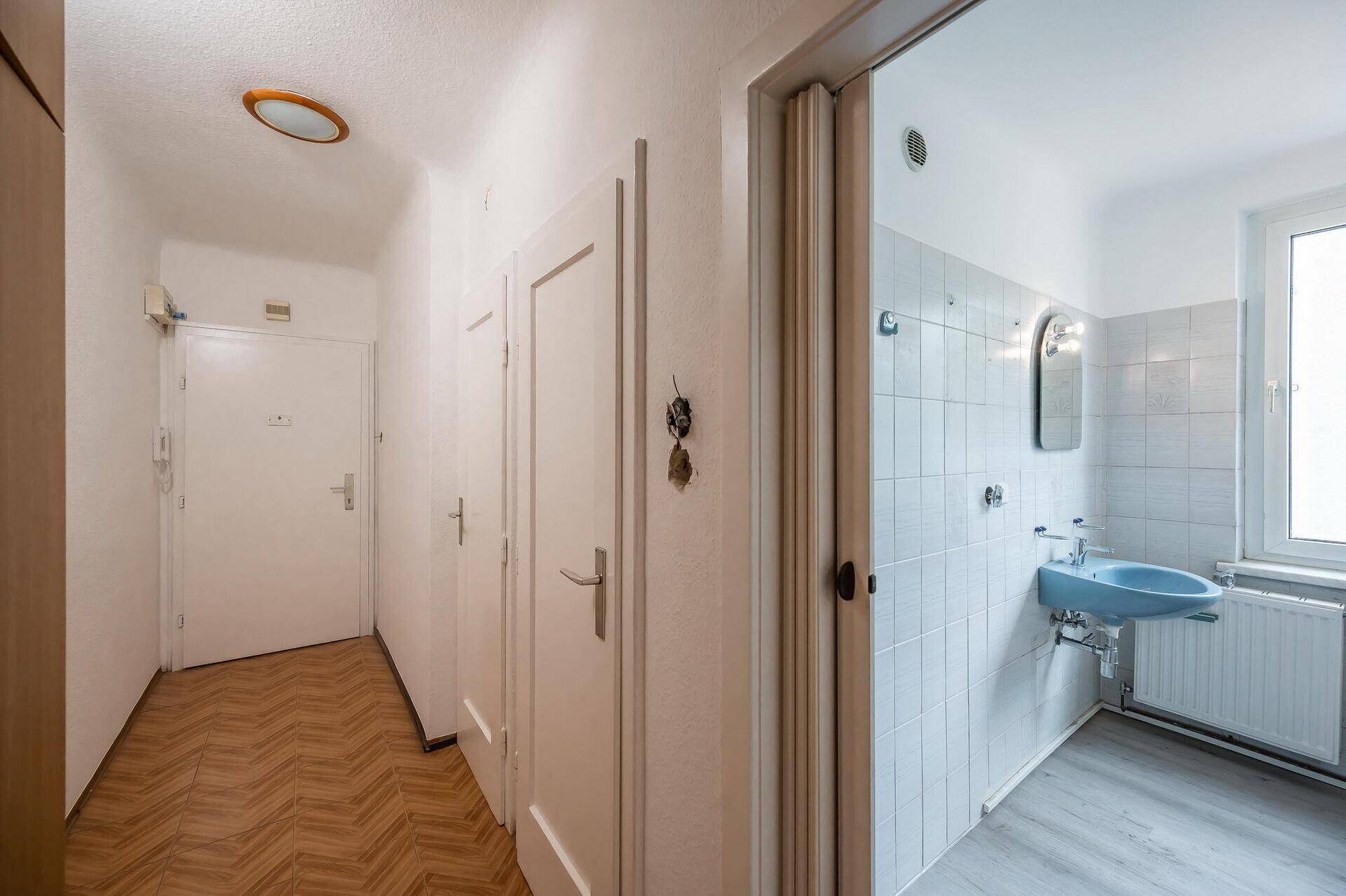 Vorzimmer Blick ins Badezimmer und Abstellraum