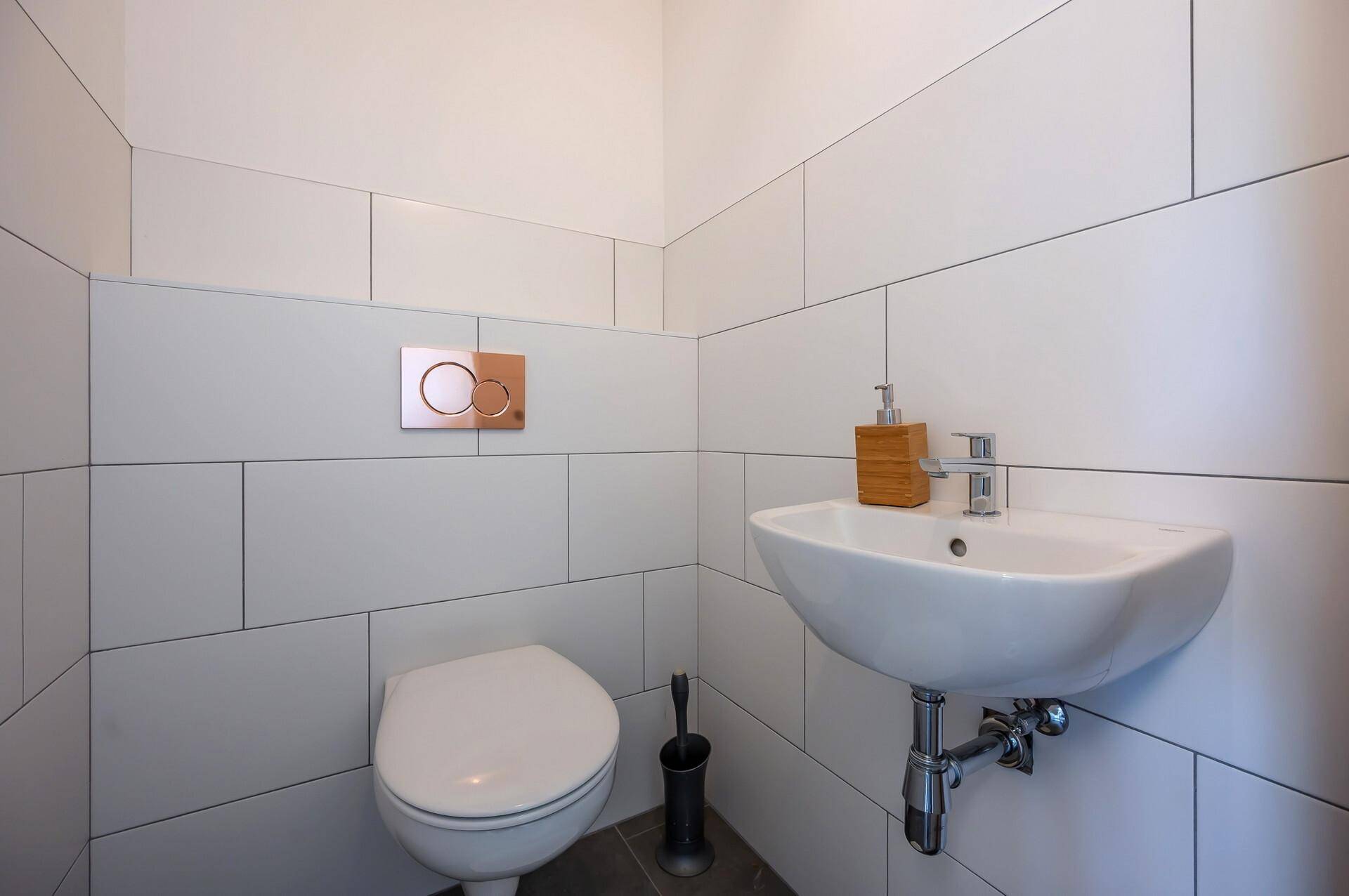 Toilette im Waschraum