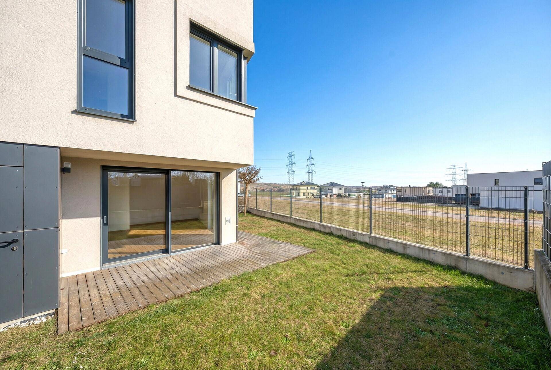 Seitenansicht des Hauses mit Garten und Blick auf die Umgebung.