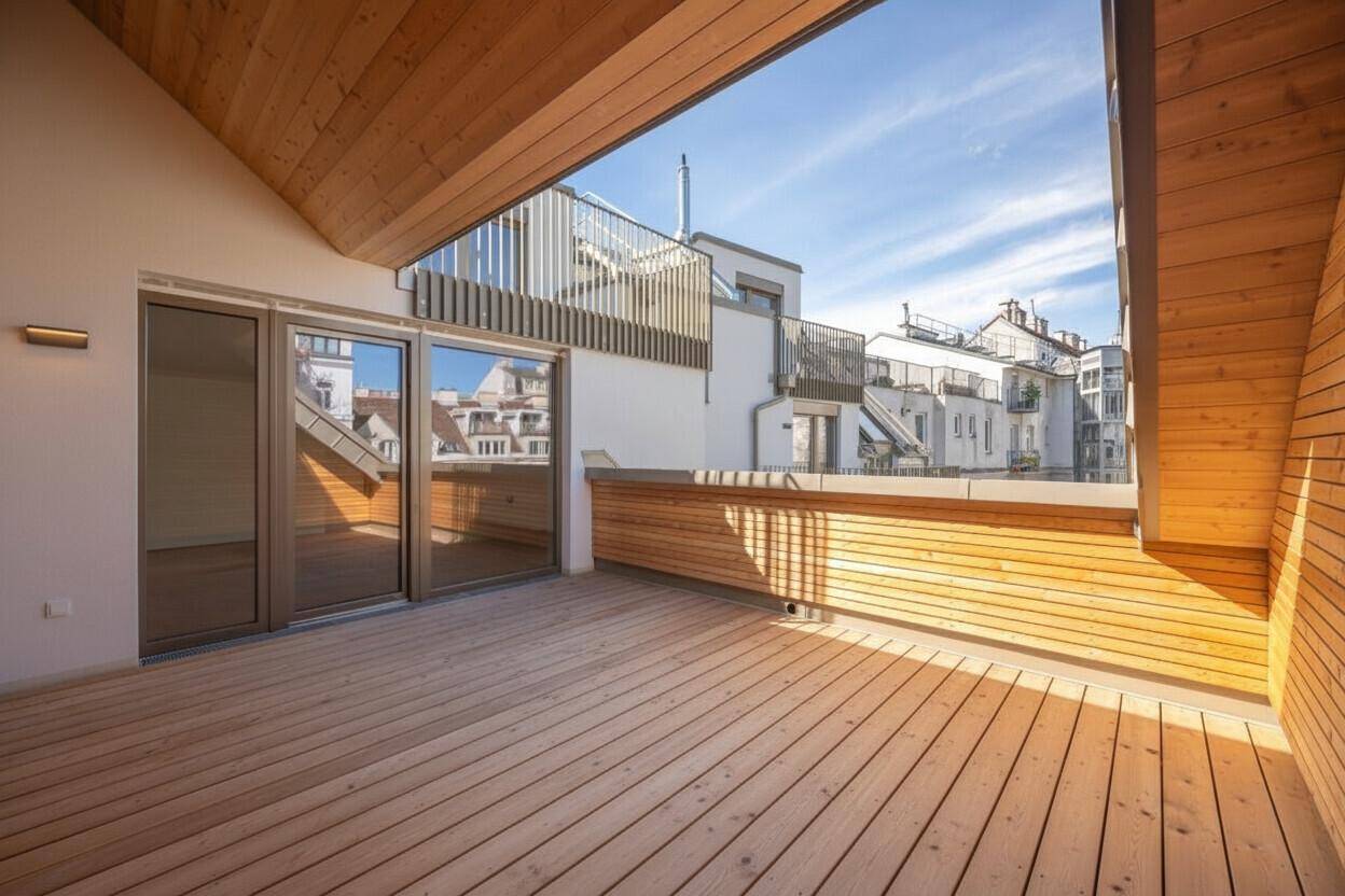 Helle Dachterrasse mit Holzboden und Holzverkleidung, bereit für individuelle Gestaltung und sonnige Tage.