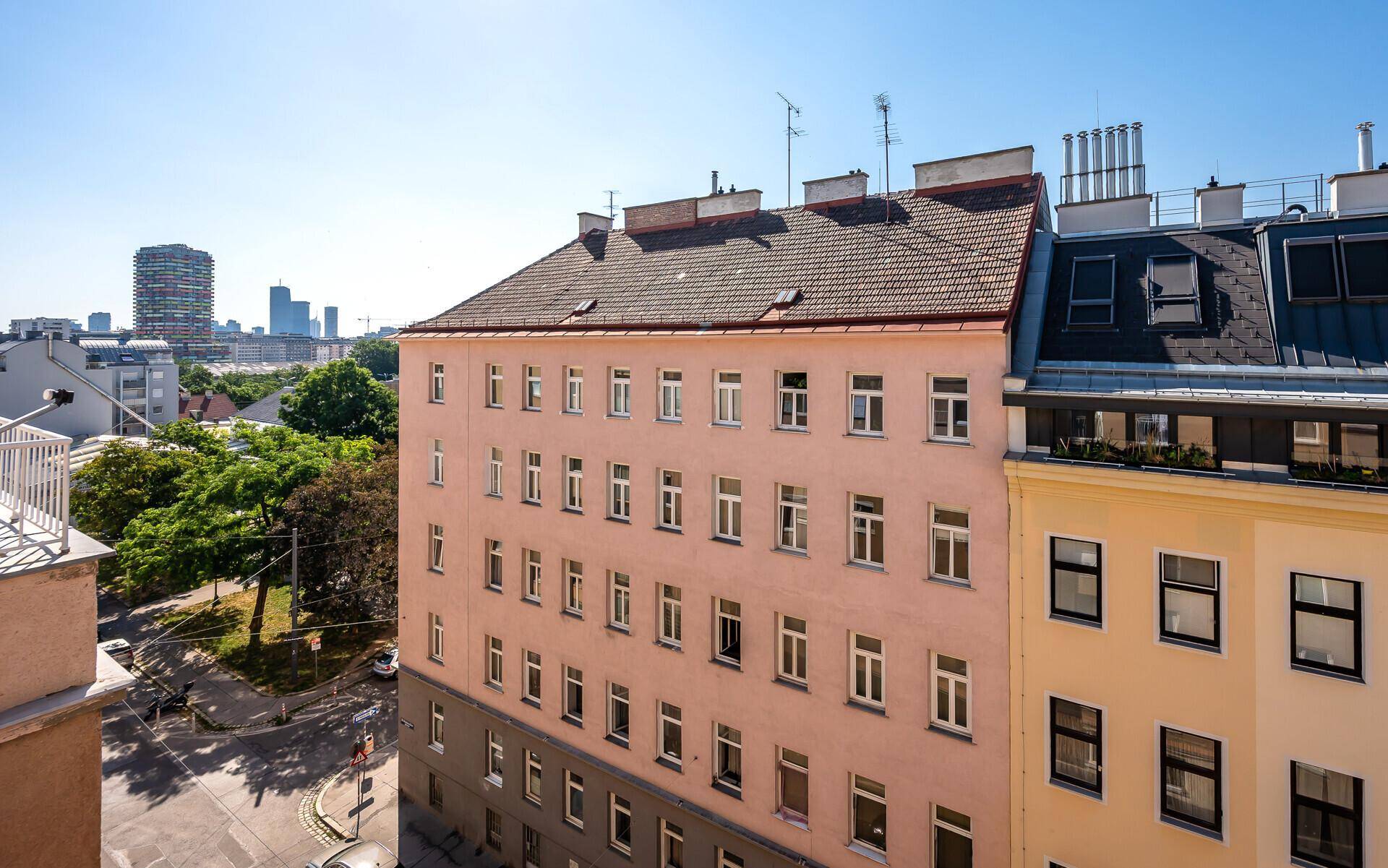 Blick von oben auf die umliegenden Gebäude und die Stadtlandschaft.