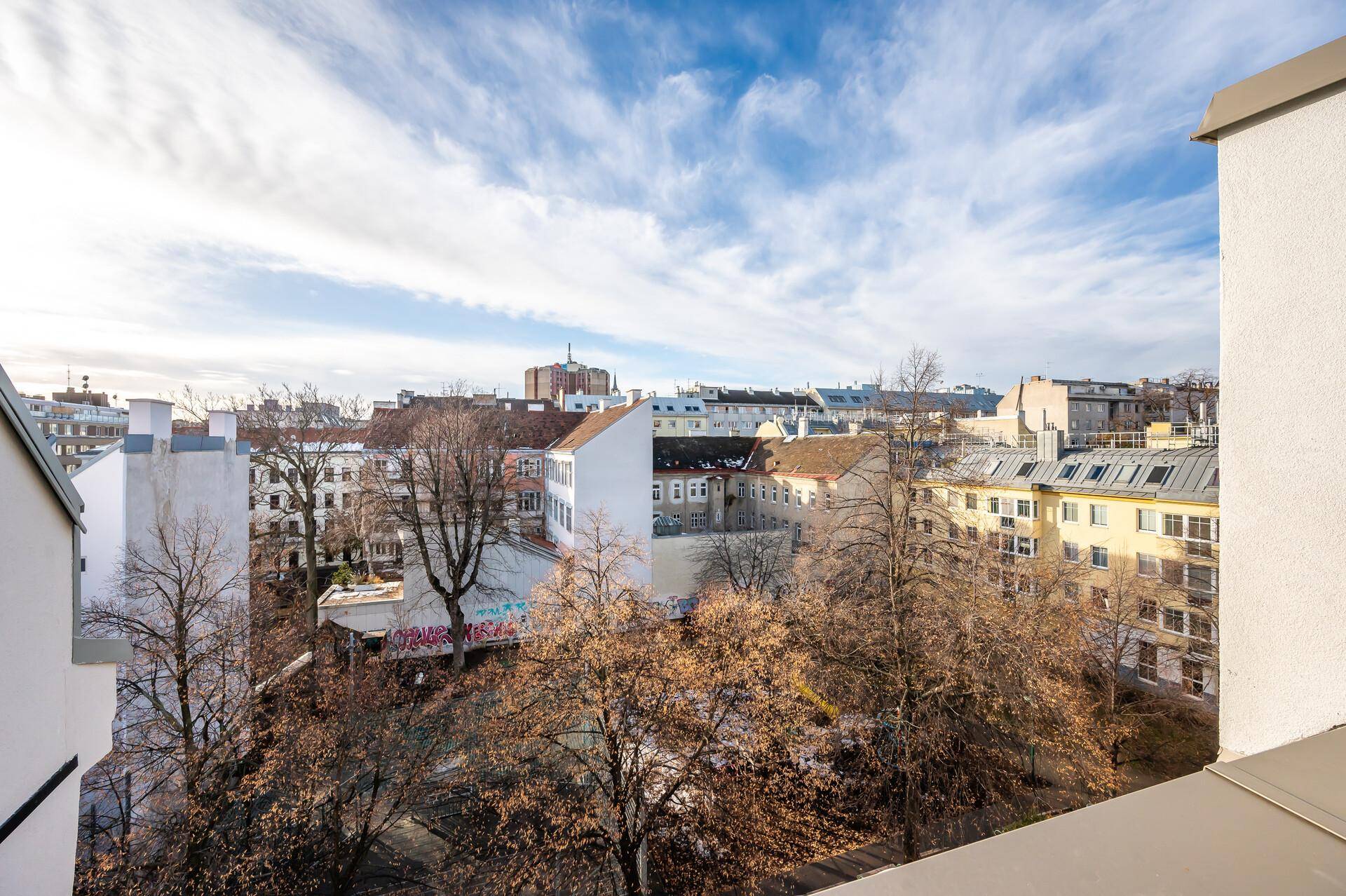 Panoramablick über die städtische Umgebung mit einer Mischung aus alten und neuen Gebäuden.