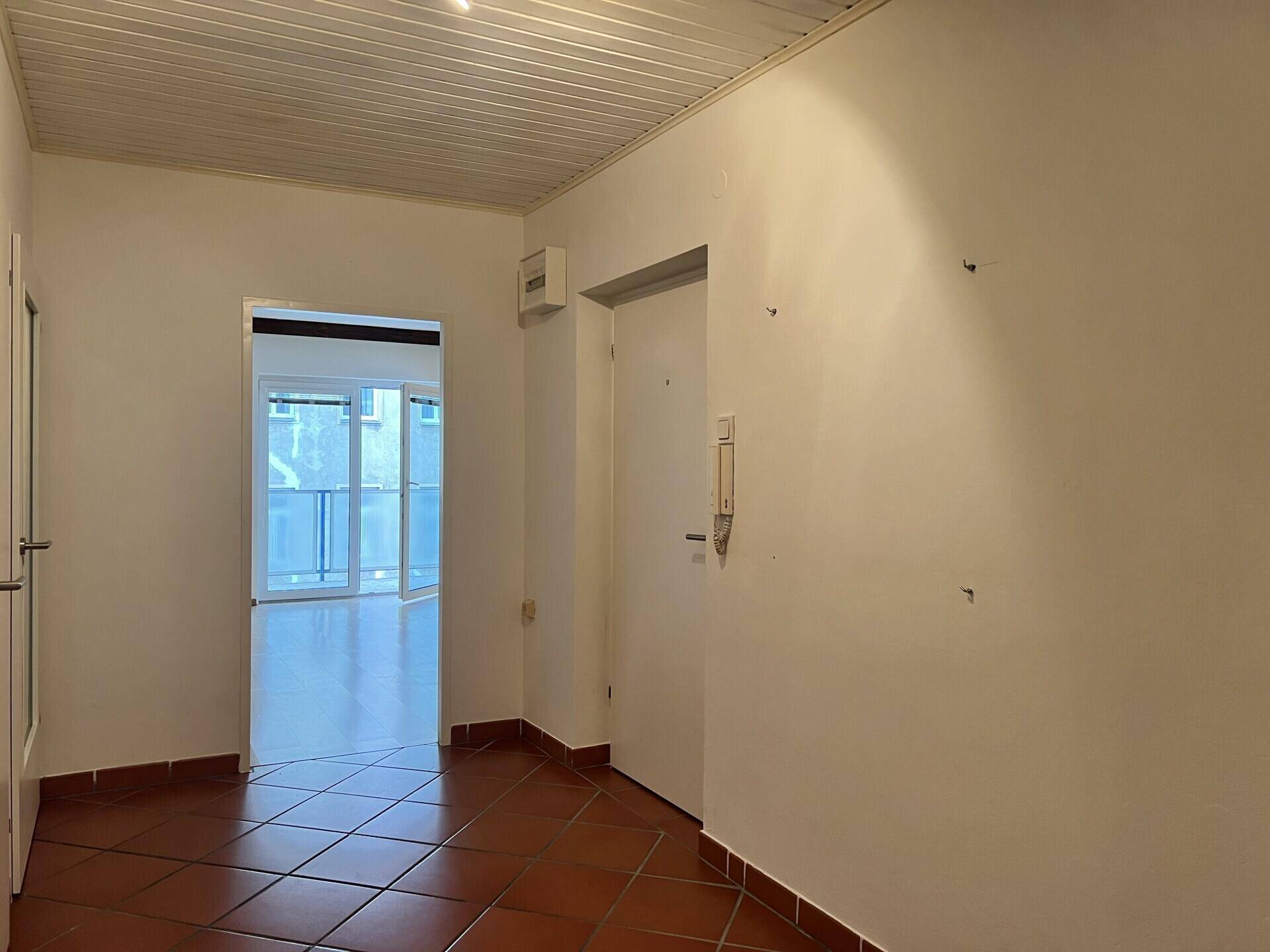 Eingang und Blick zum Wohnzimmer