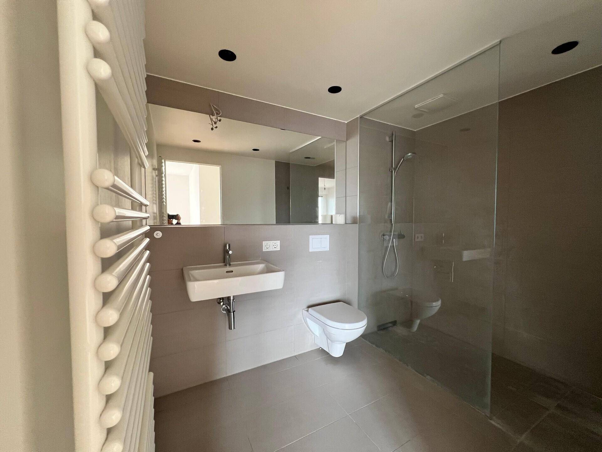 Erstes Badezimmer mit Dusche von Master Bedroom