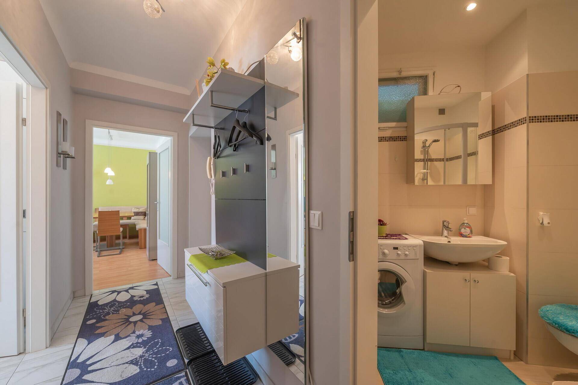 Gang mit Blick ins Bad und Wohnzimmer