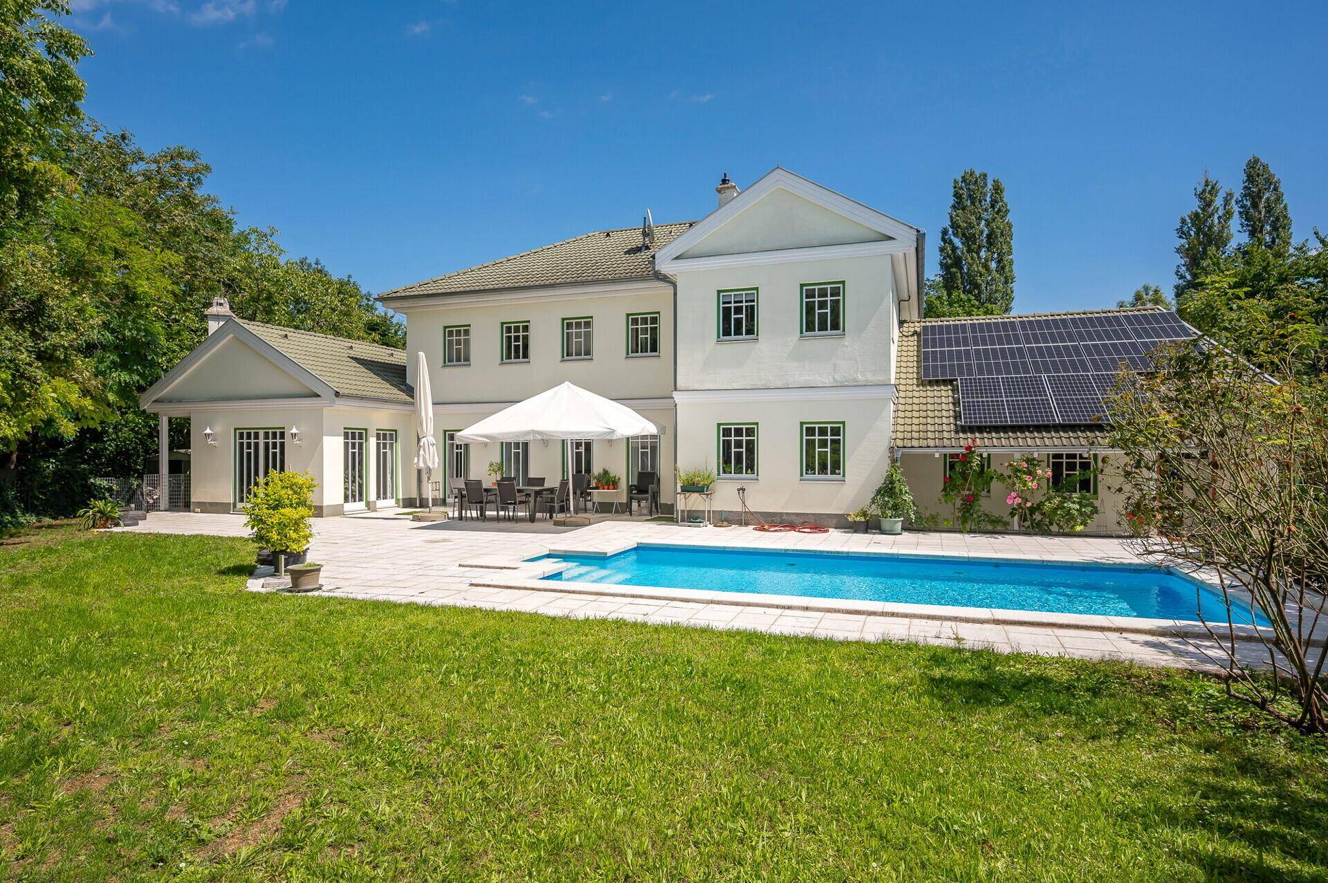 Großzügiger Garten mit Villa, Pool, Terrasse und Photovoltaikanlage.