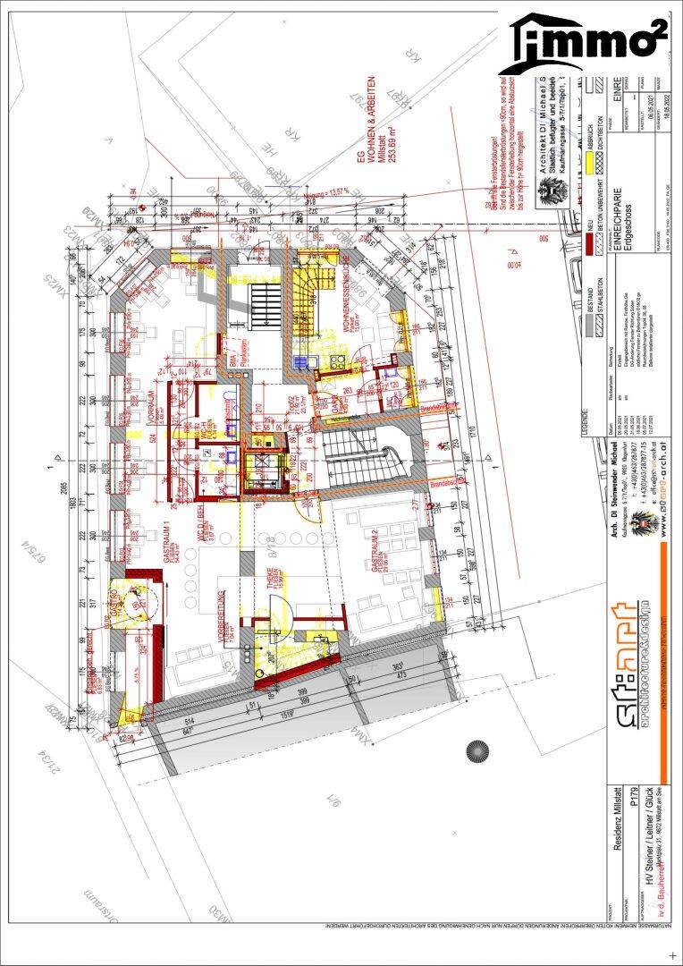 Detaillierter Grundriss des Erdgeschosses mit offenem Wohnbereich, mehreren Gästezimmern und Balkonen. Der Plan zeigt auch einen Aufzug und mehrere Bäder.