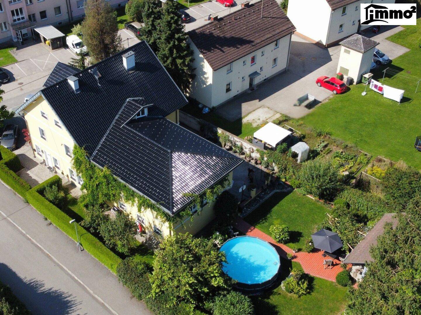 Luftaufnahme des Anwesens mit großem Garten, Pool und angrenzenden Häusern in der Nachbarschaft.