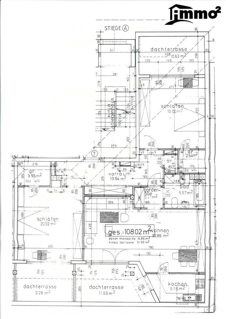 Detaillierter Grundriss der Wohnung mit Dachterrassen und Raumaufteilung.