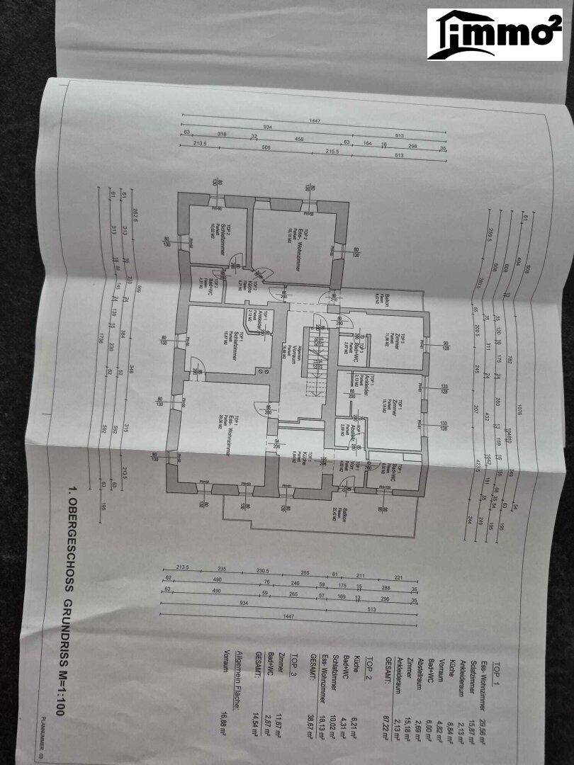 Grundriss des Obergeschosses mit Schlafzimmern und Badezimmern.