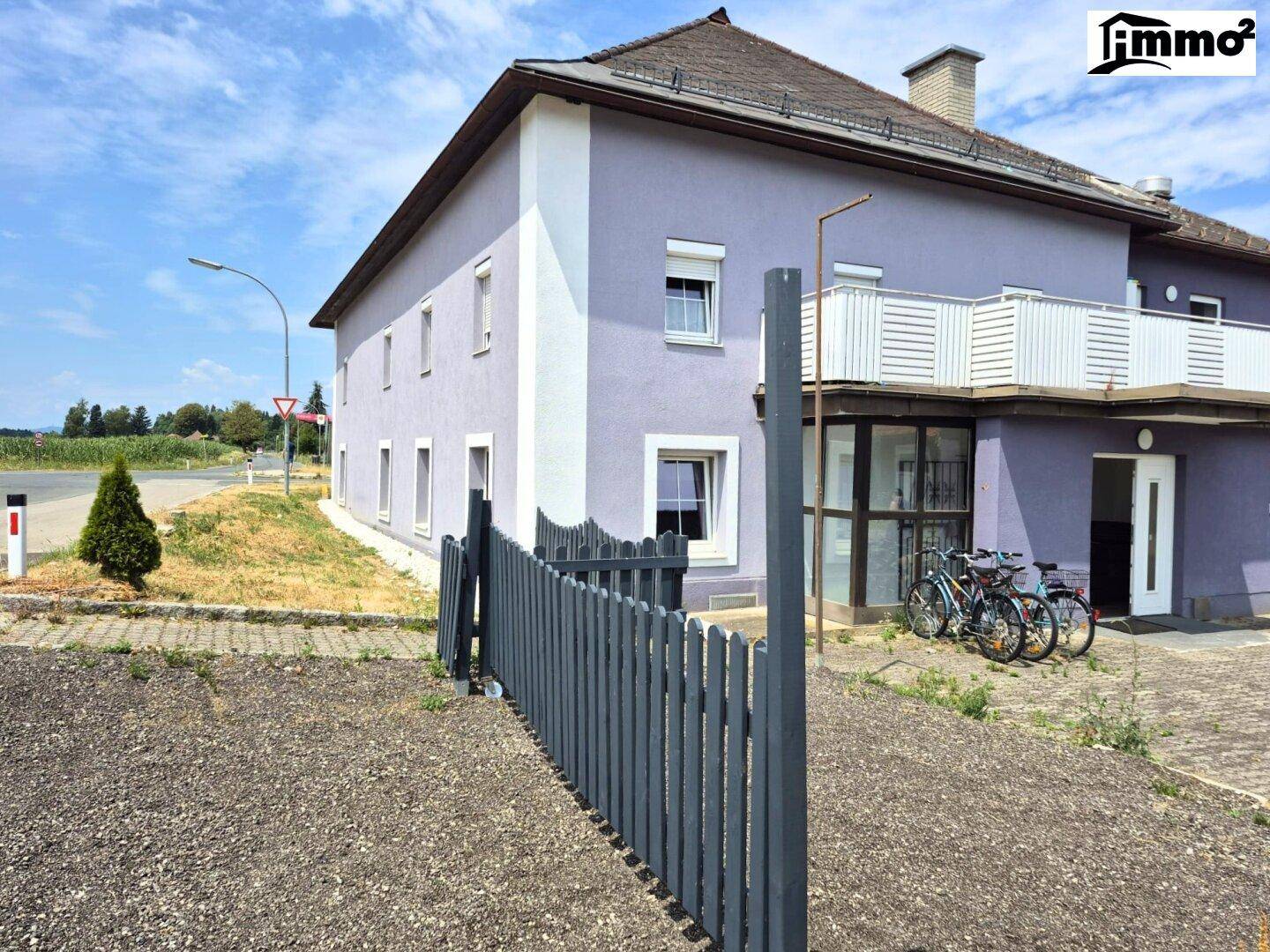 Eingangsbereich des Hauses mit Fahrrädern und einem Holzzaun.