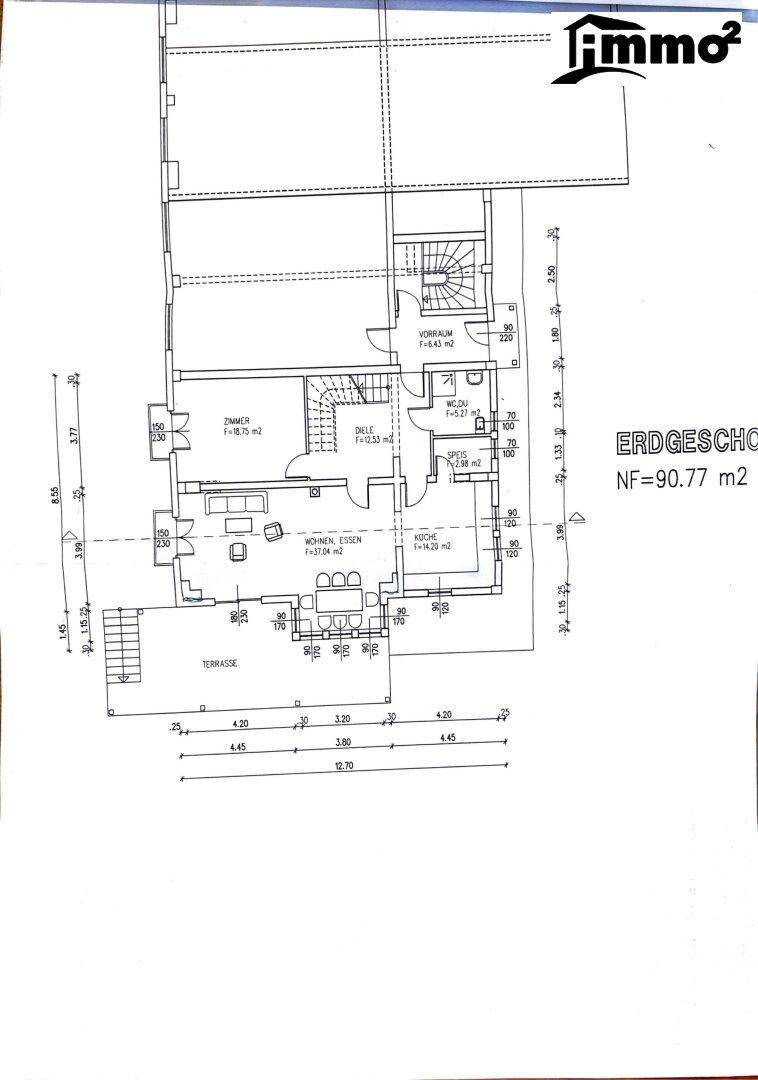 Grundriss des Erdgeschosses mit offenem Wohn-Essbereich, Küche und Zugang zur Terrasse.