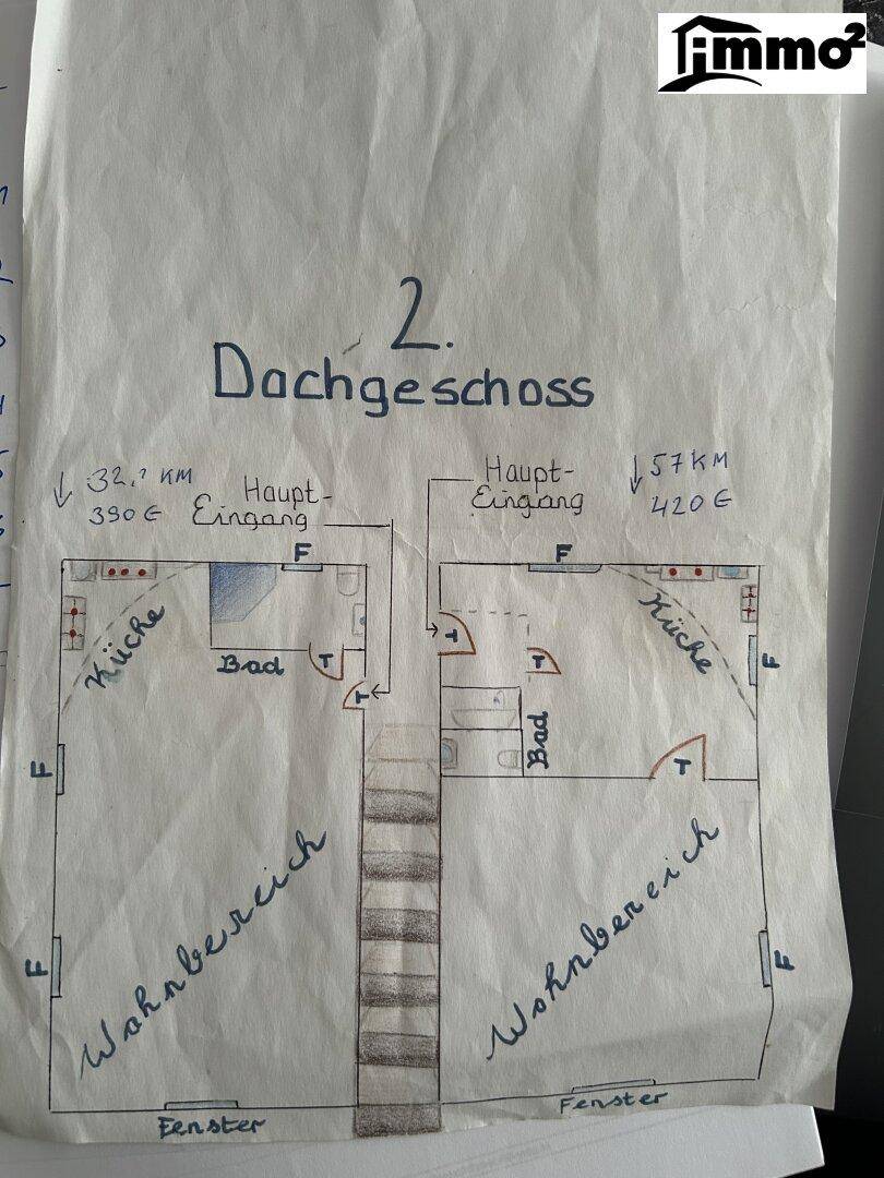 Skizze des Dachgeschosses mit zwei Wohneinheiten, Küchen und Bädern.