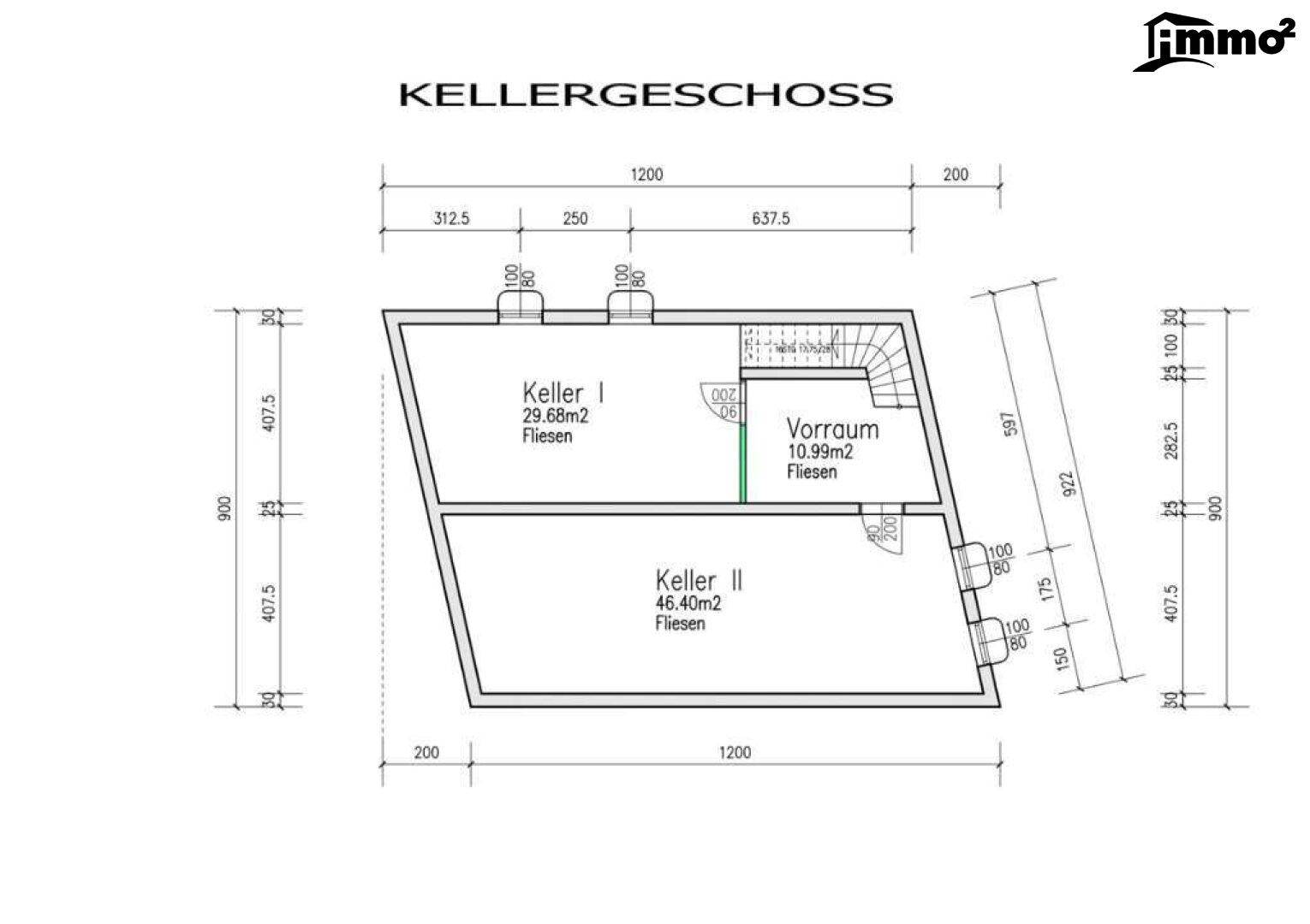 Grundriss des Kellergeschosses mit zwei geräumigen Kellerräumen und einem Vorraum mit Treppenaufgang.