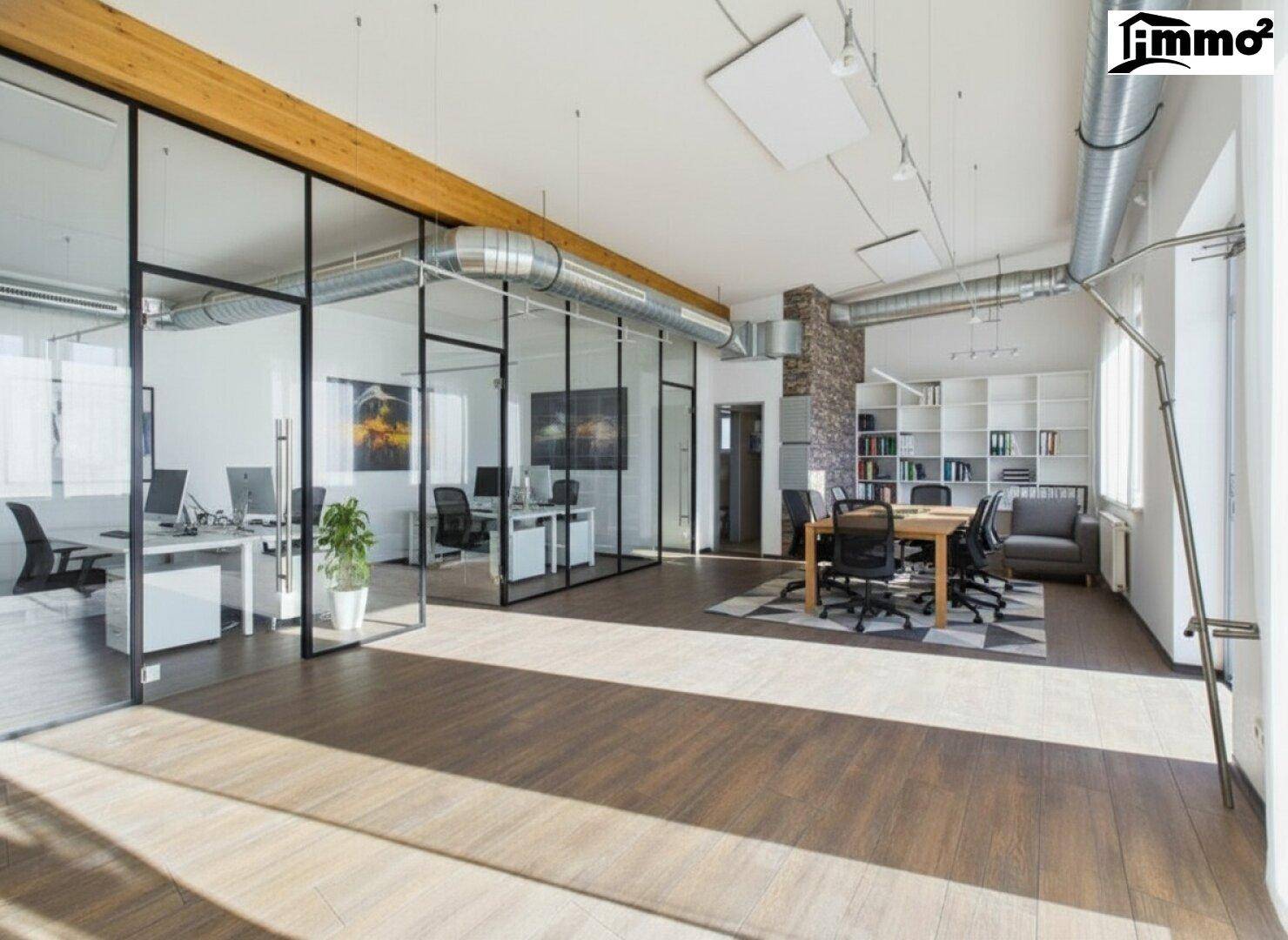 Modernes Büro mit Glaswänden, freiliegenden Lüftungsrohren und einem Besprechungsbereich, hell und offen gestaltet.
