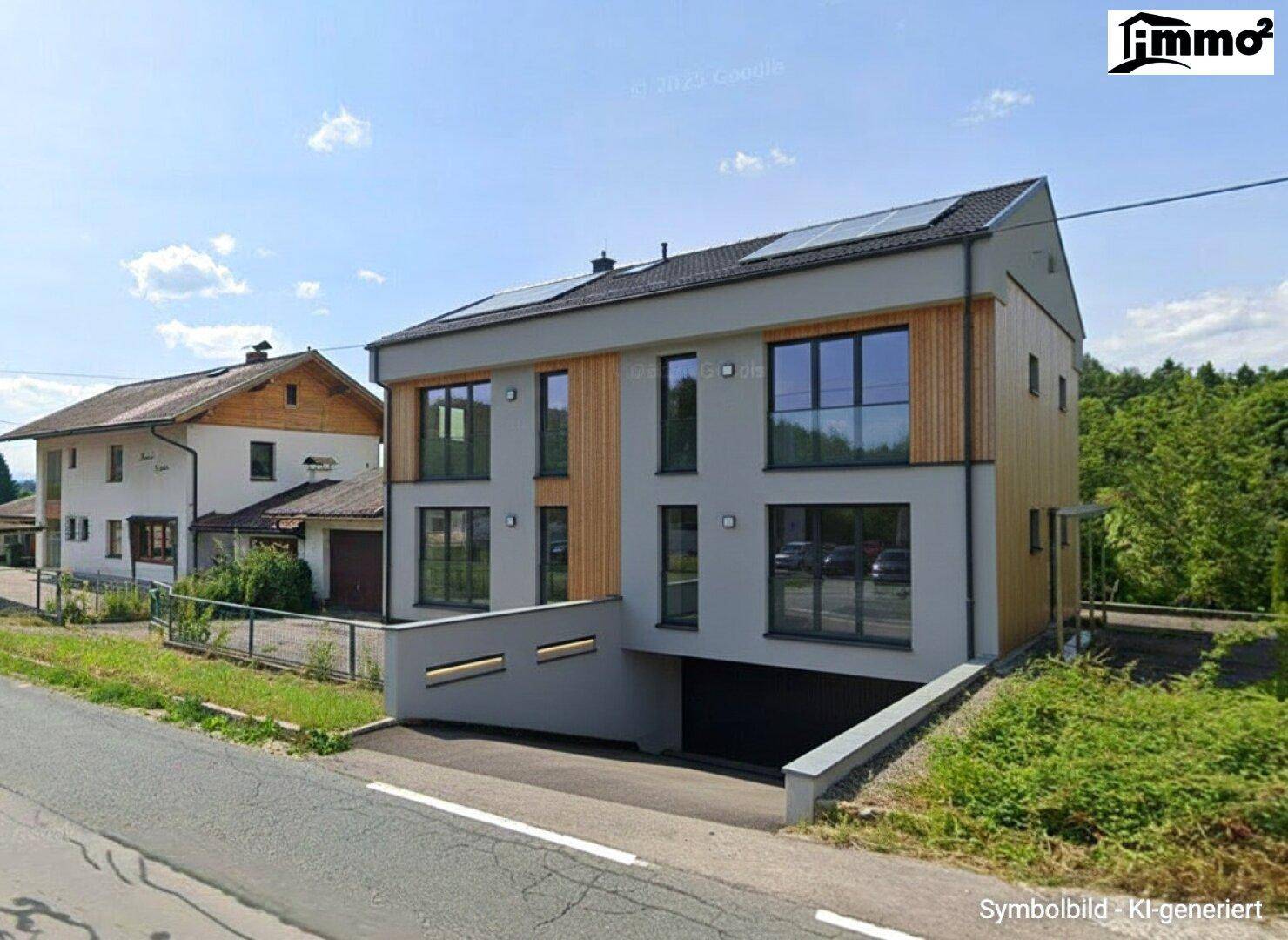 Modernes Gebäude mit Holzverkleidung und großen Fenstern, inklusive Tiefgaragenzufahrt und Photovoltaikanlage.