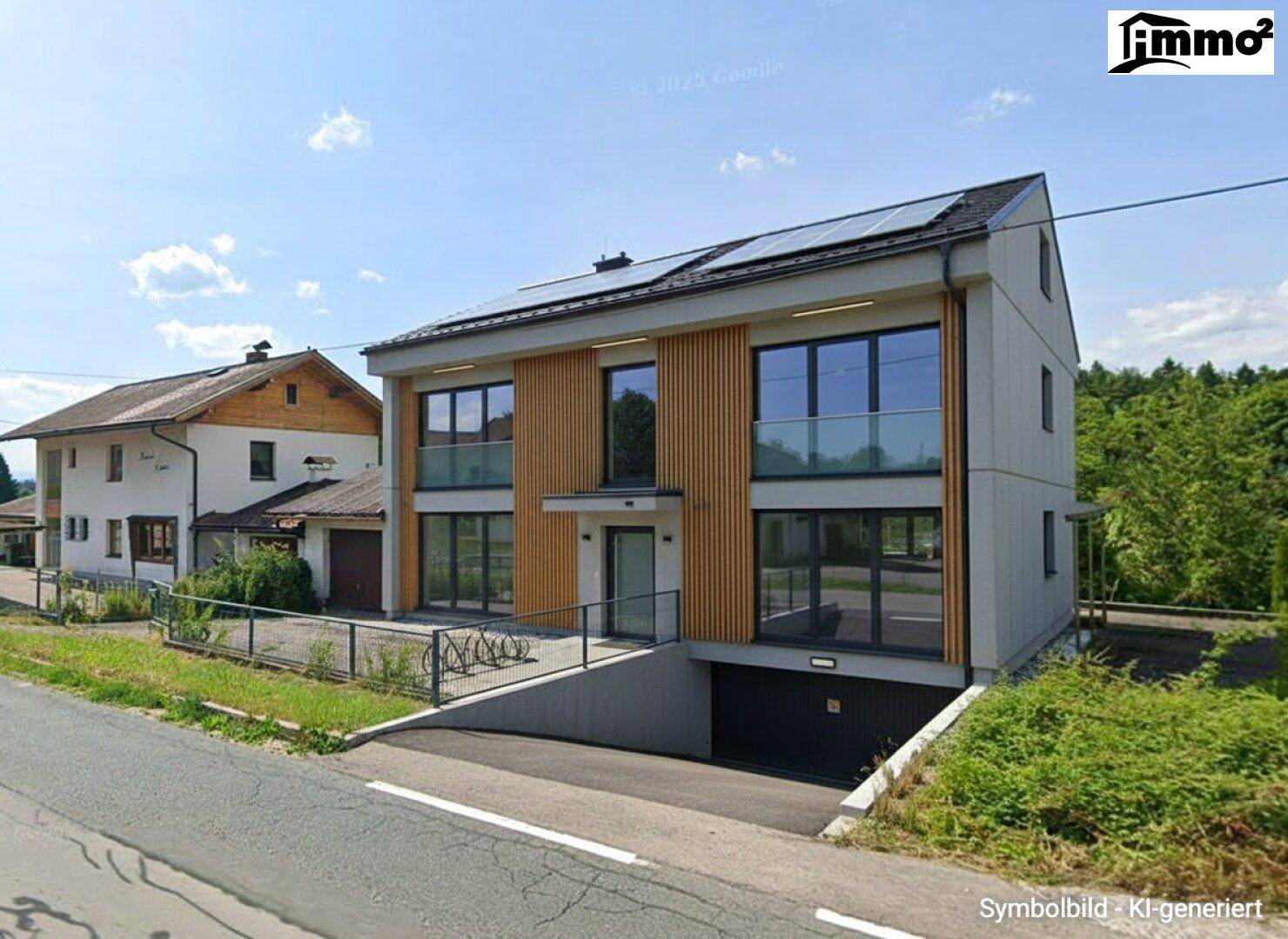 Modernes Gebäude mit Holzverkleidung und großen Fenstern, inklusive Tiefgaragenzufahrt und Photovoltaikanlage.