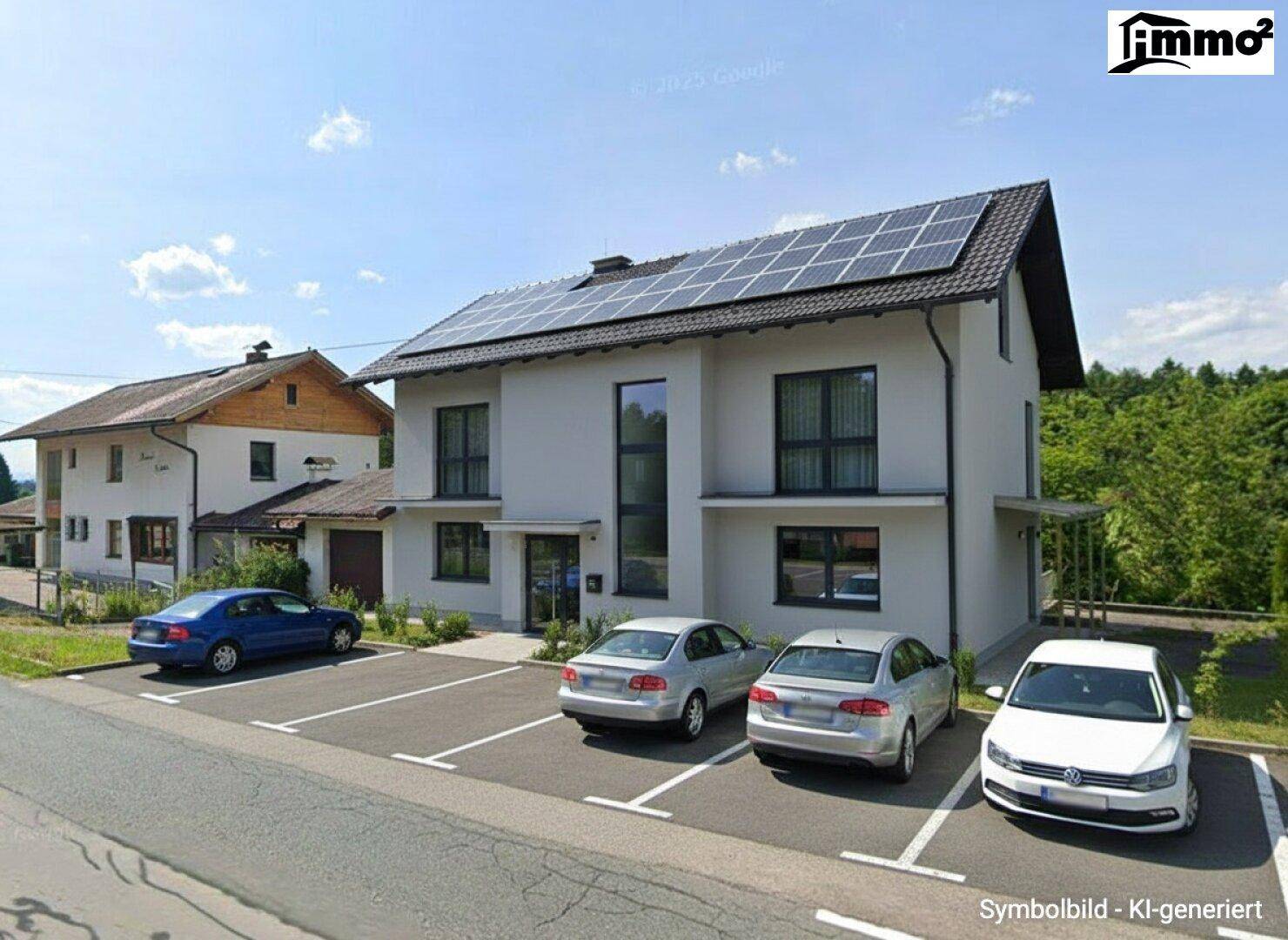 Modernes Neubaugebäude mit Photovoltaikanlage auf dem Dach und mehreren Parkplätzen davor.