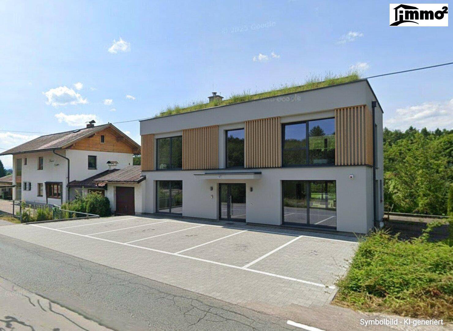 Modernes Gebäude mit begrüntem Dach, Holzverkleidung, großen Fenstern und Parkplätzen.