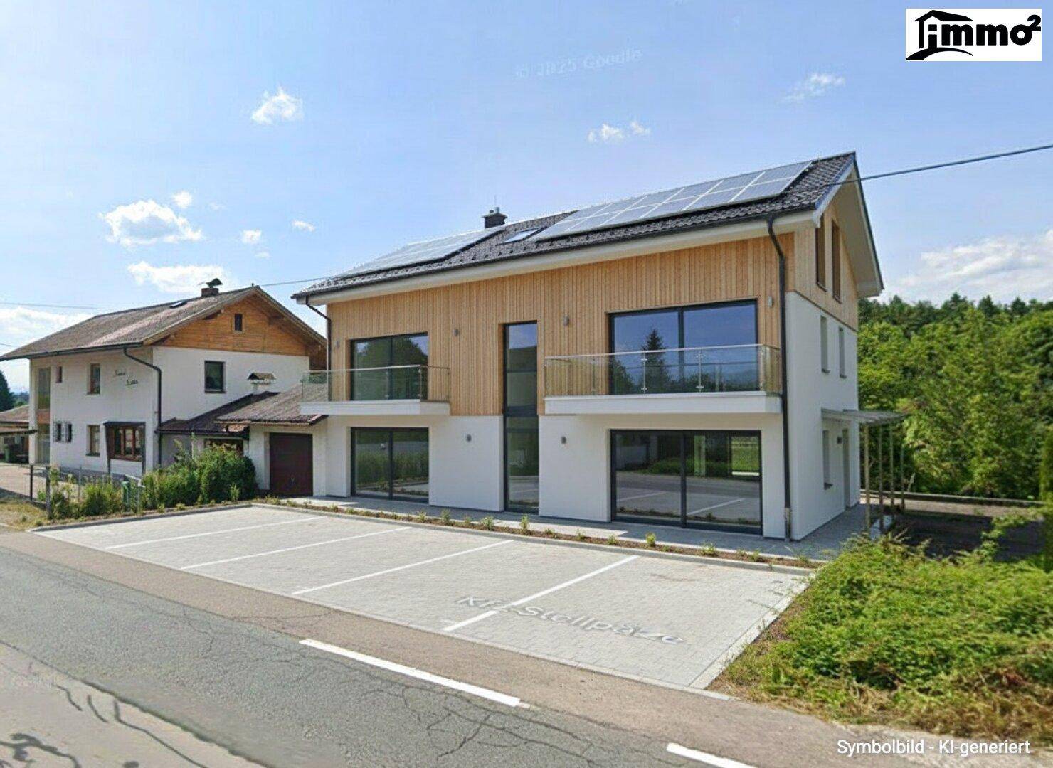 Modernes Gebäude mit Holzfassade, großen Fenstern, Glasbalkonen und Photovoltaikanlage, mit Parkplätzen.