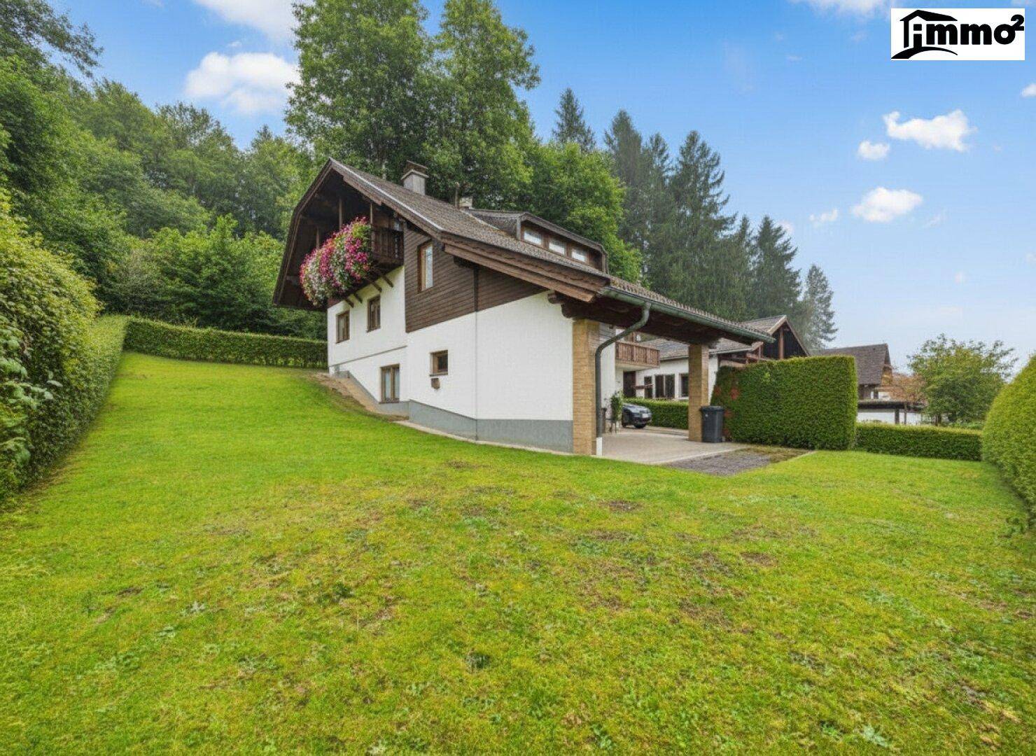 Großzügiger Gartenbereich mit weitläufiger Rasenfläche und dem Haus im traditionellen Stil.