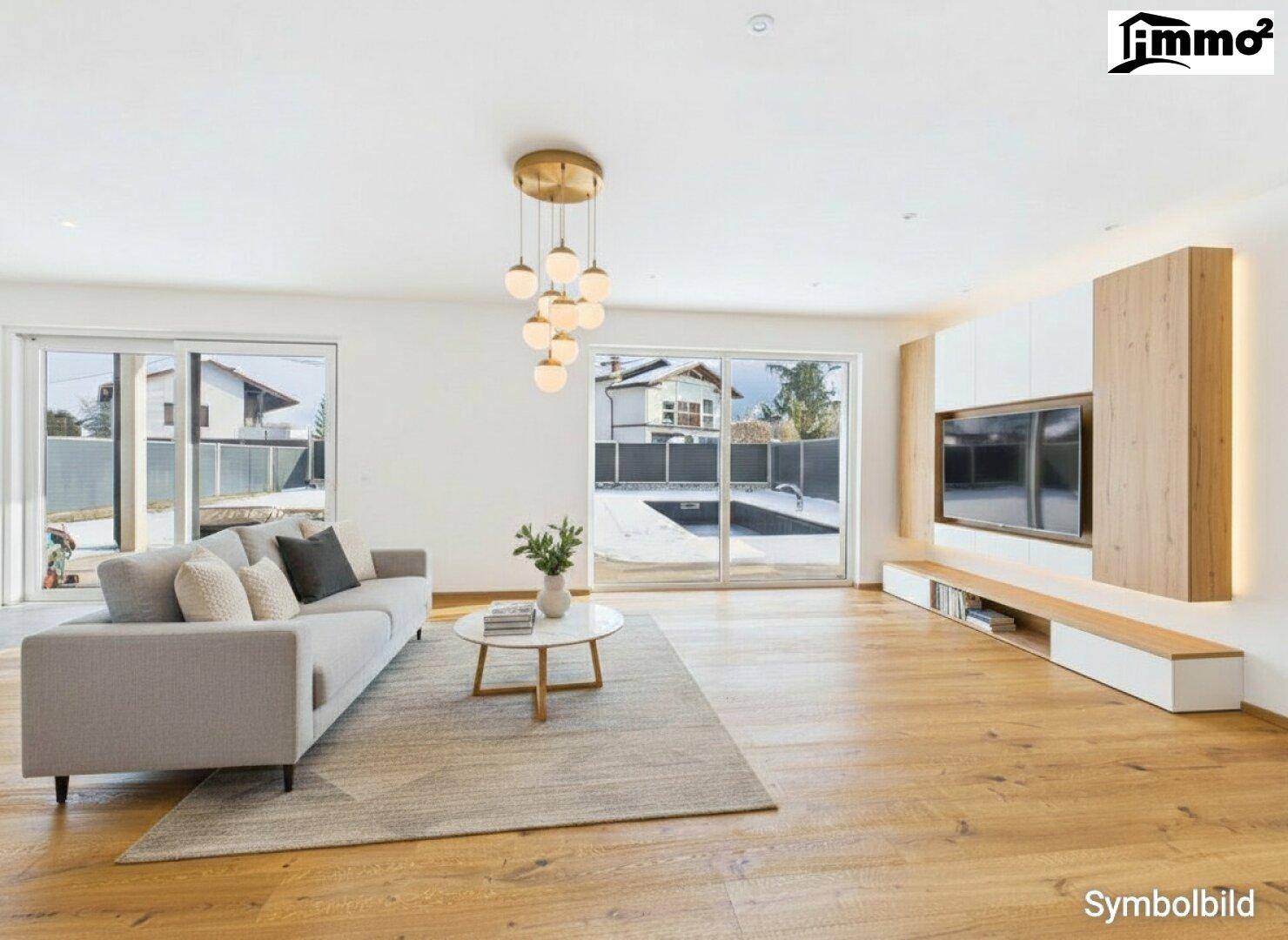 Helles Wohnzimmer mit Holzboden, moderner Einrichtung und Blick auf den Garten mit Pool.